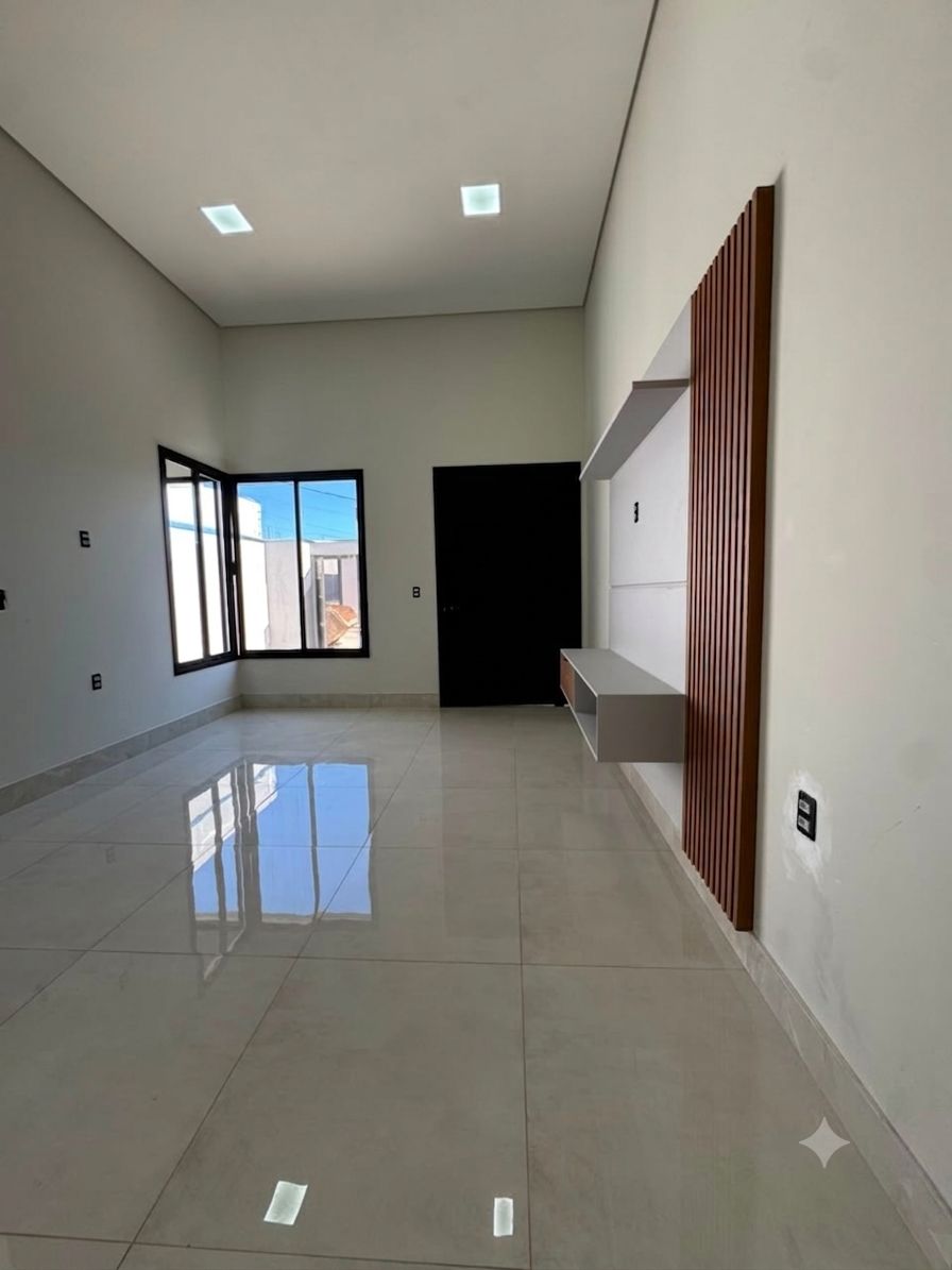 Sala ampla com painel ripado de madeira