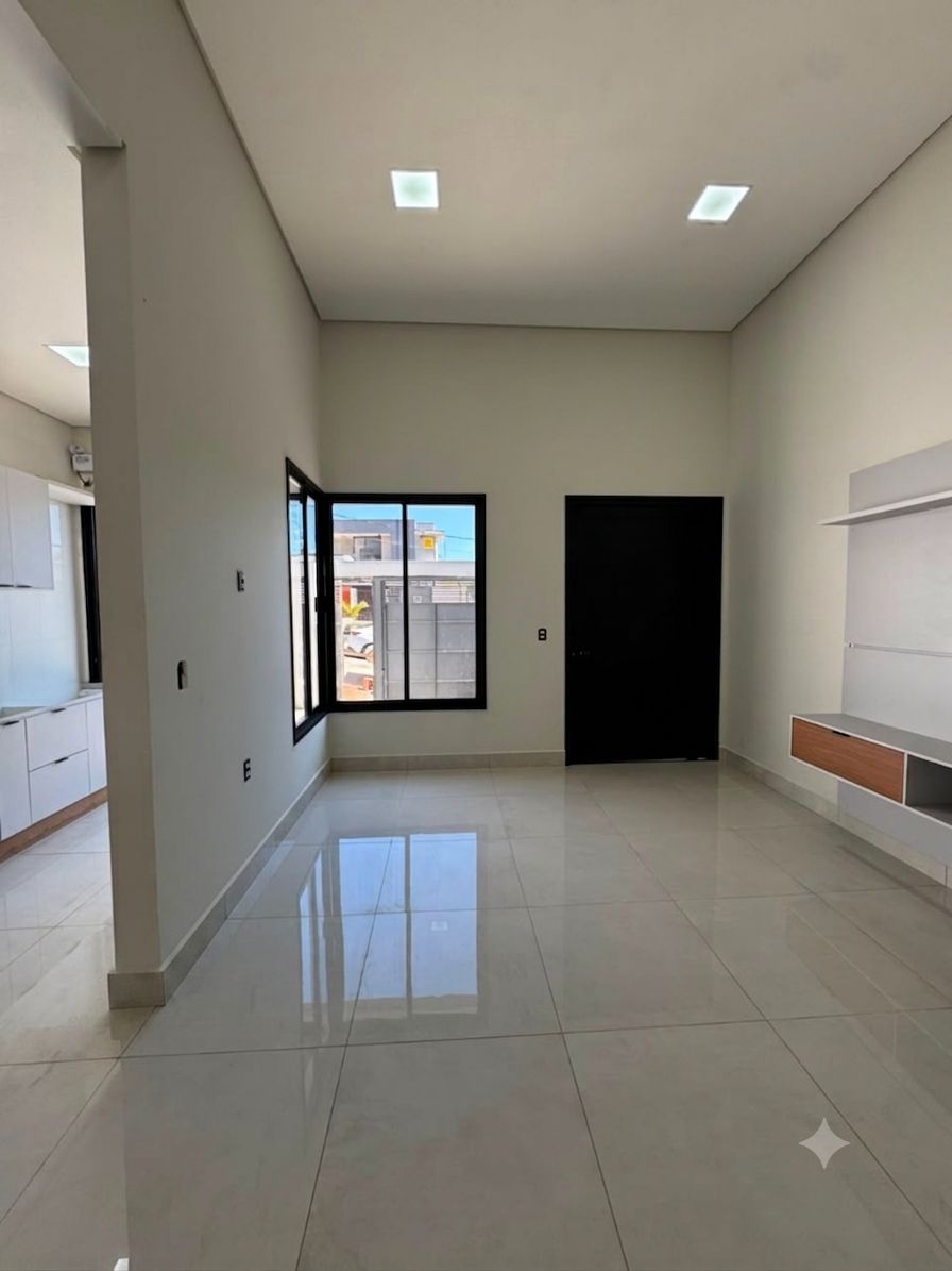Sala ampla com vista para a cozinha