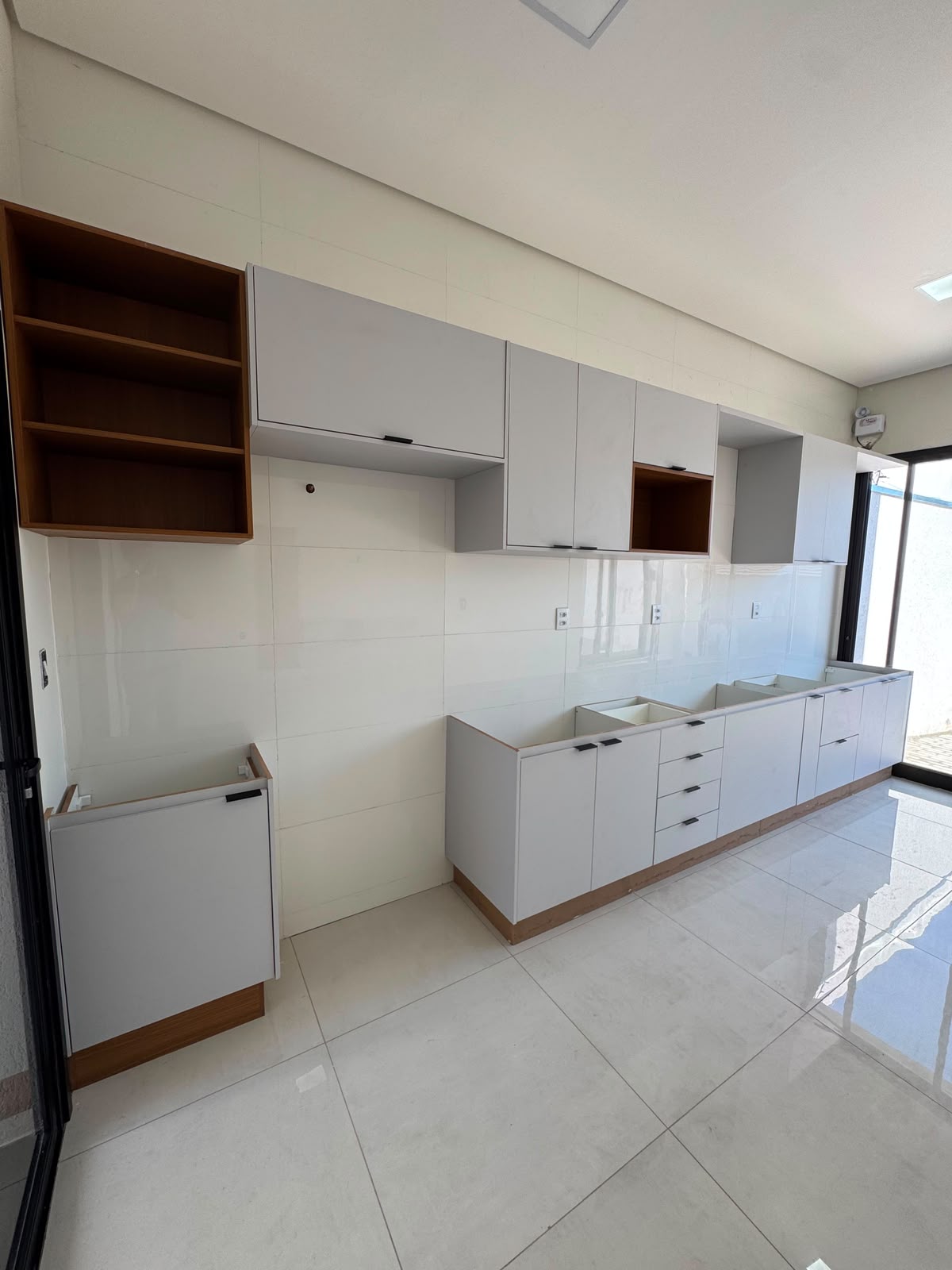 Cozinha planejada com armários até o teto