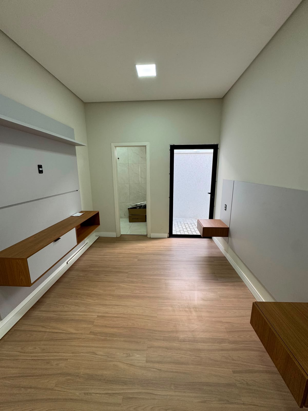 Suíte planejada com painel de TV