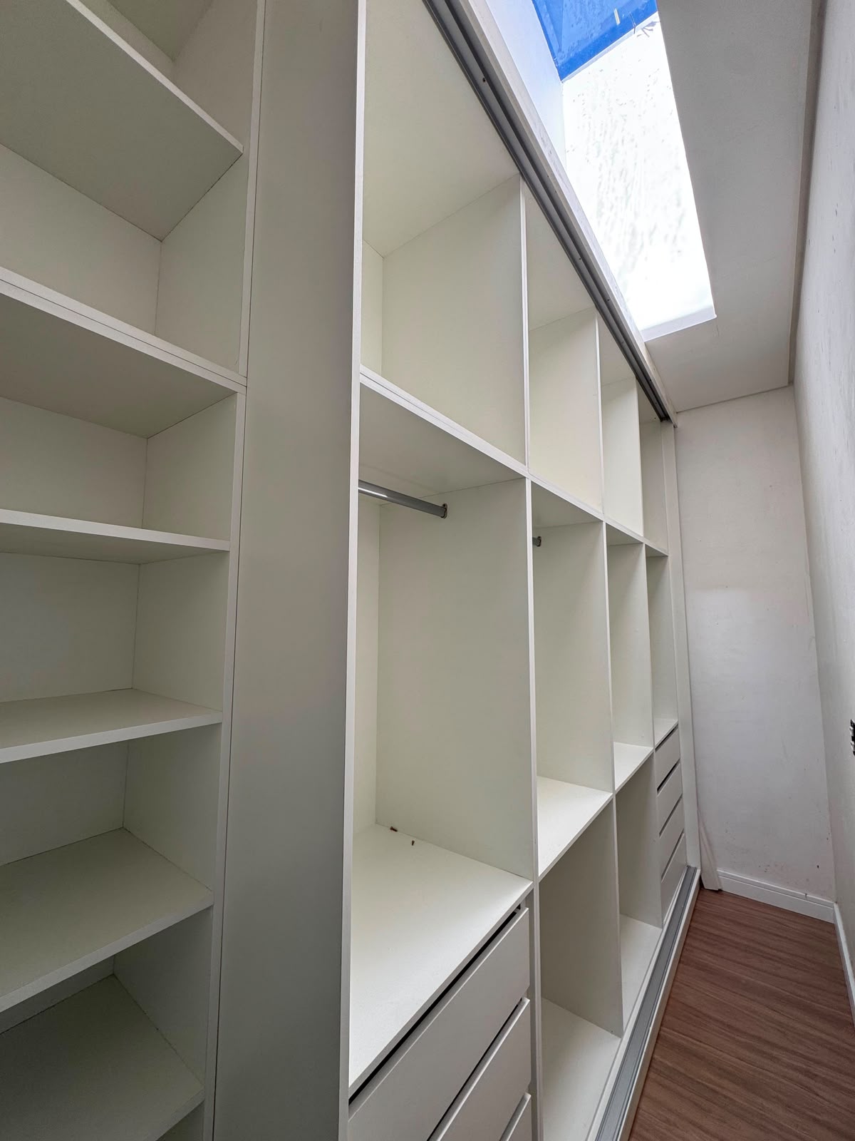 Closet planejado com prateleiras e gavetas