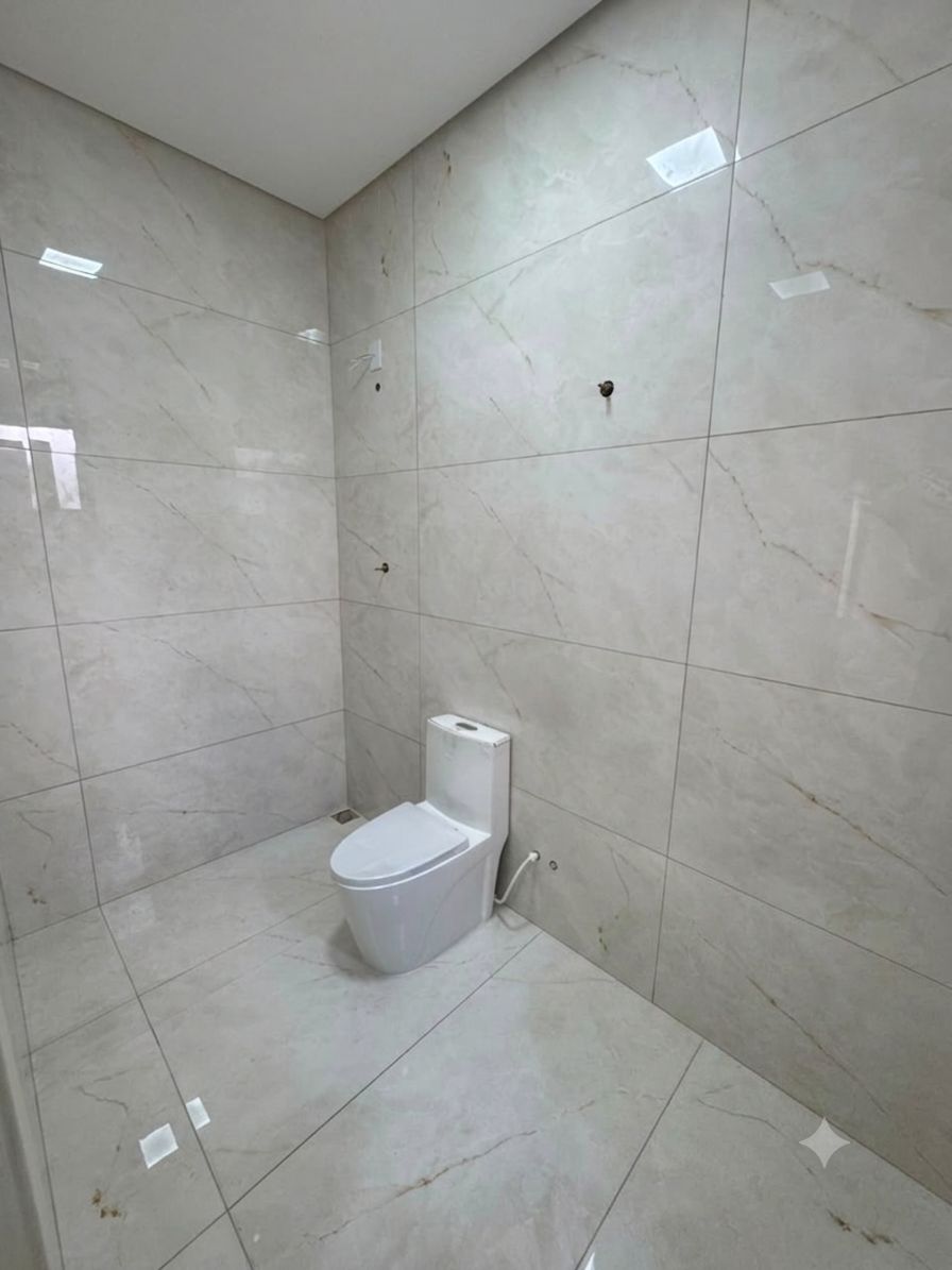 Banheiro social em porcelanato marmorizado