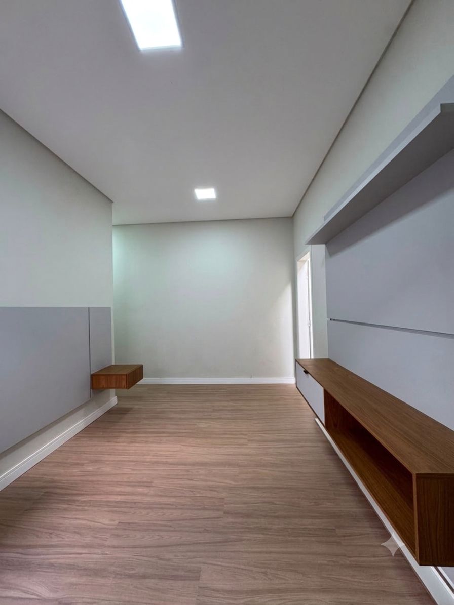 Quarto planejado com painel de TV