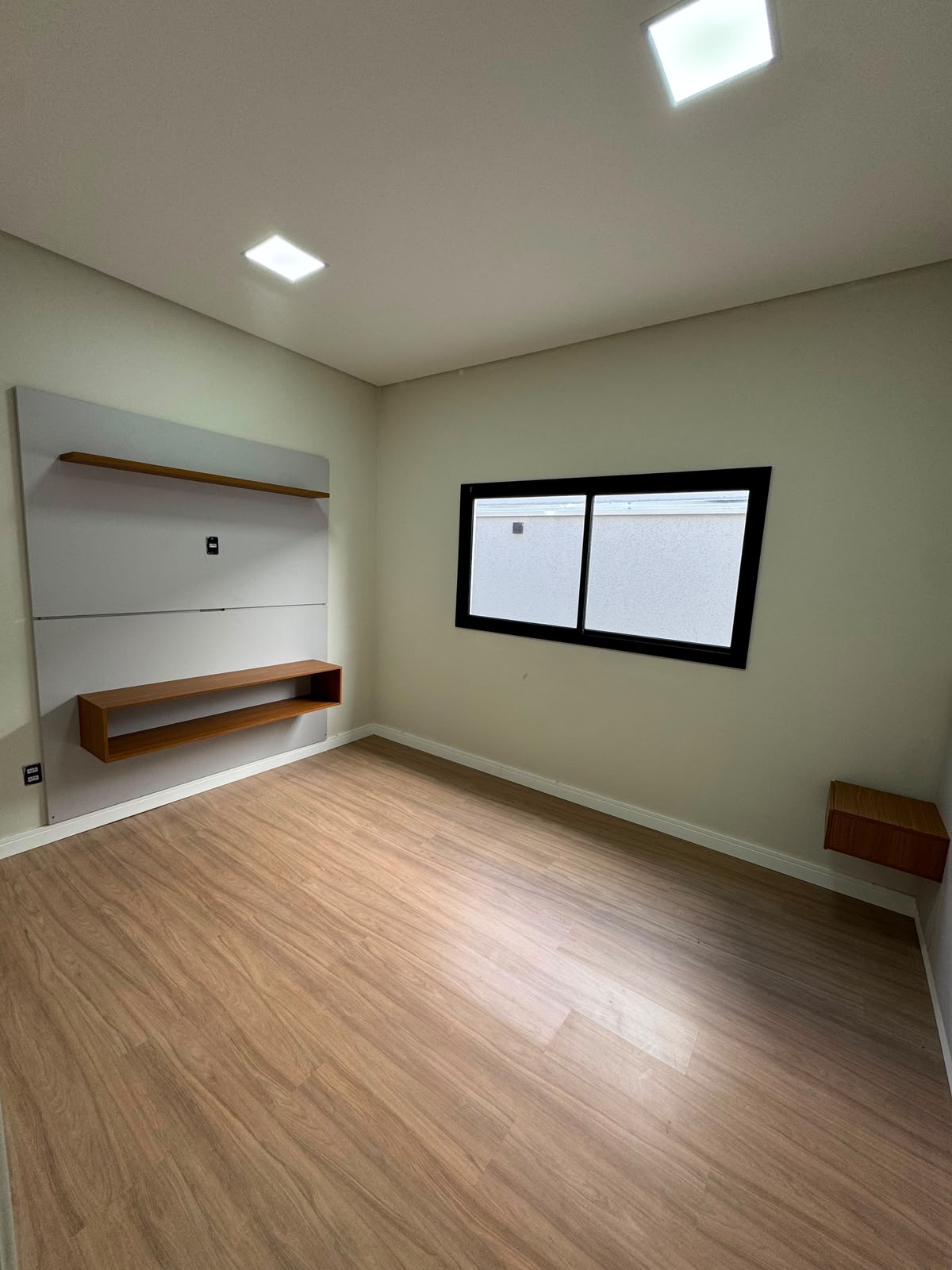 Quarto planejado com janela ampla