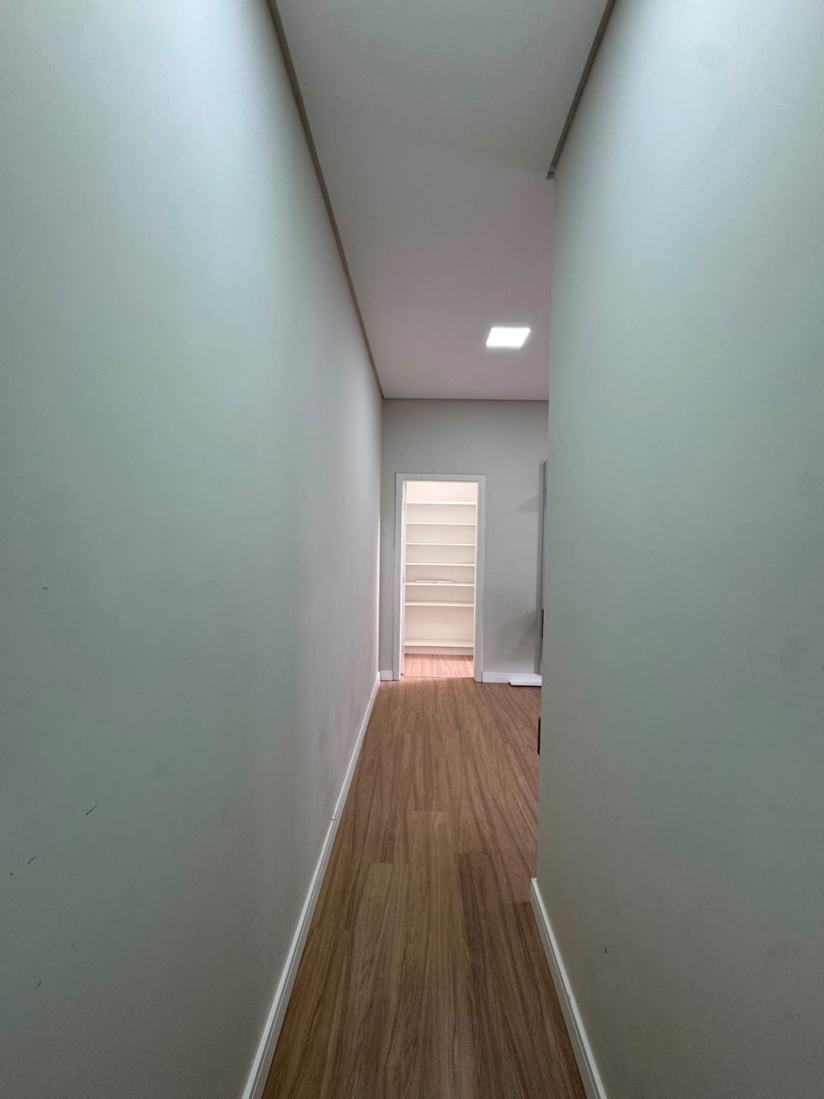 Corredor com acesso ao closet