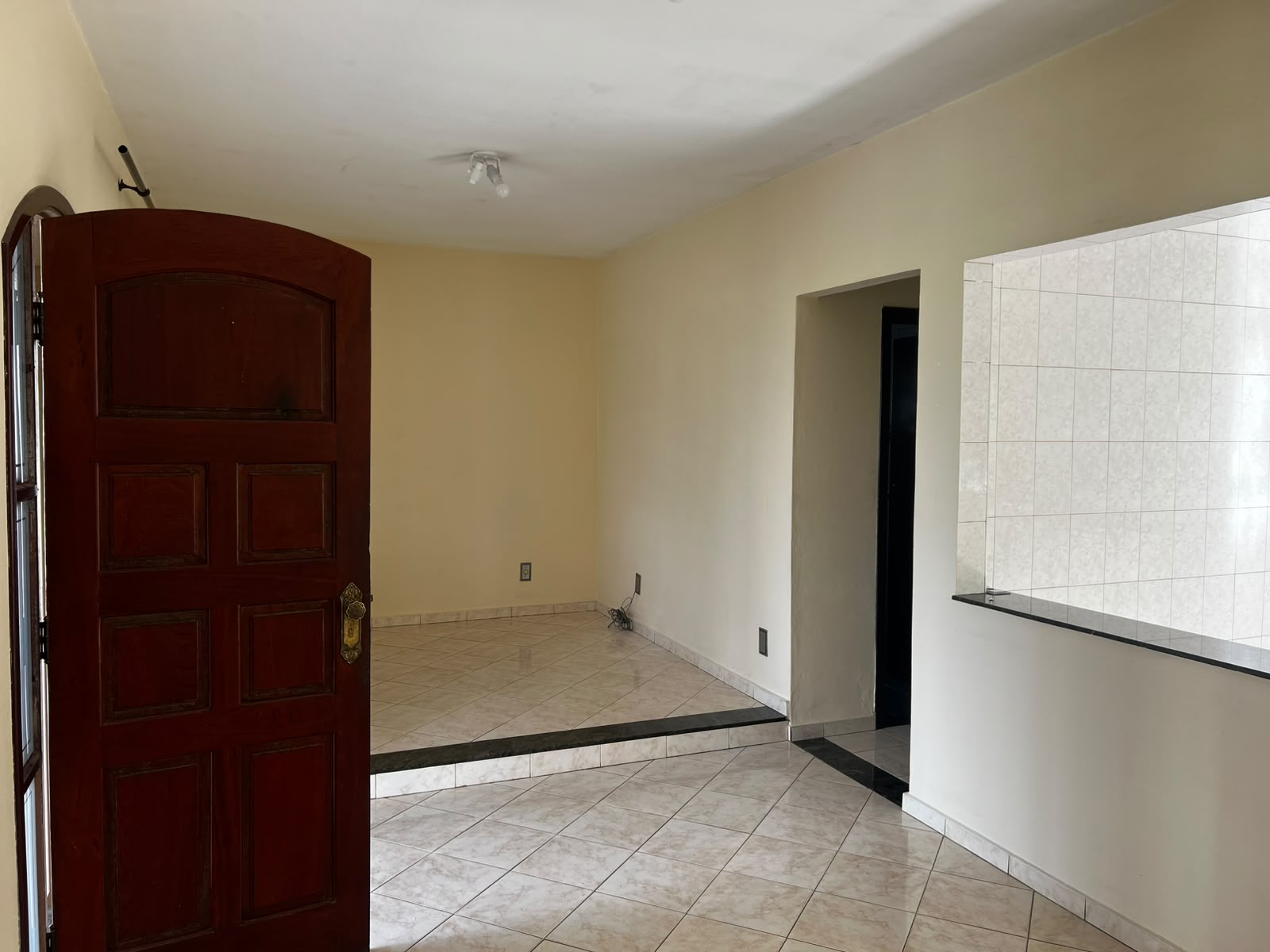 Sala de entrada com porta principal