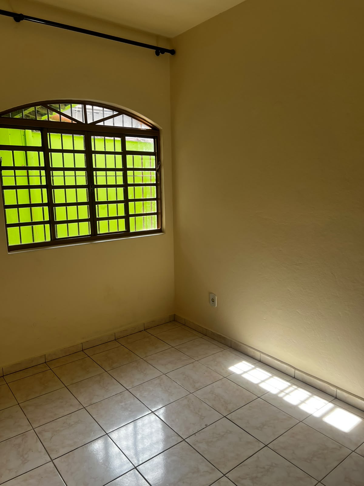 Suíte com janela ampla