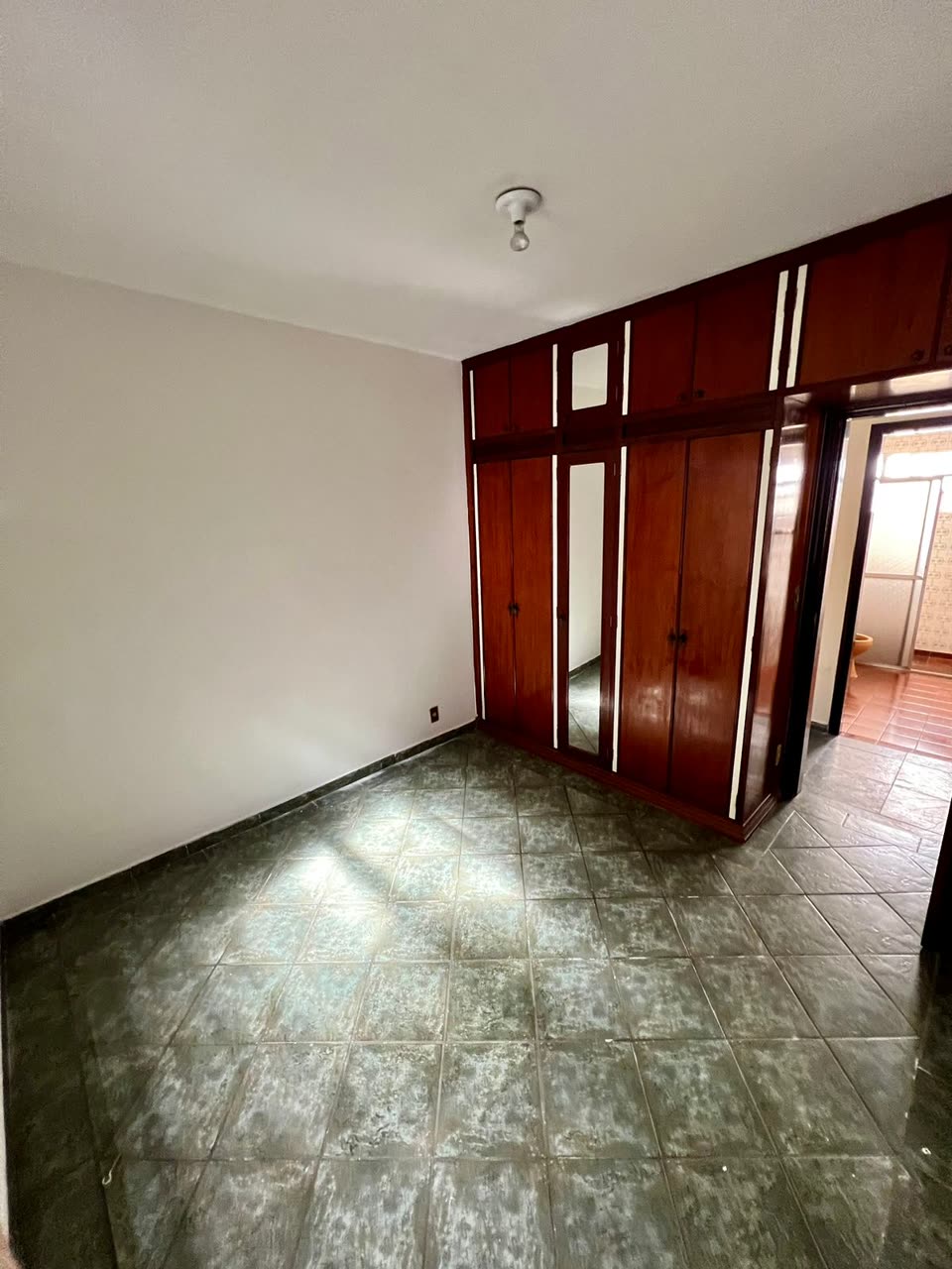 Quarto com armário embutido