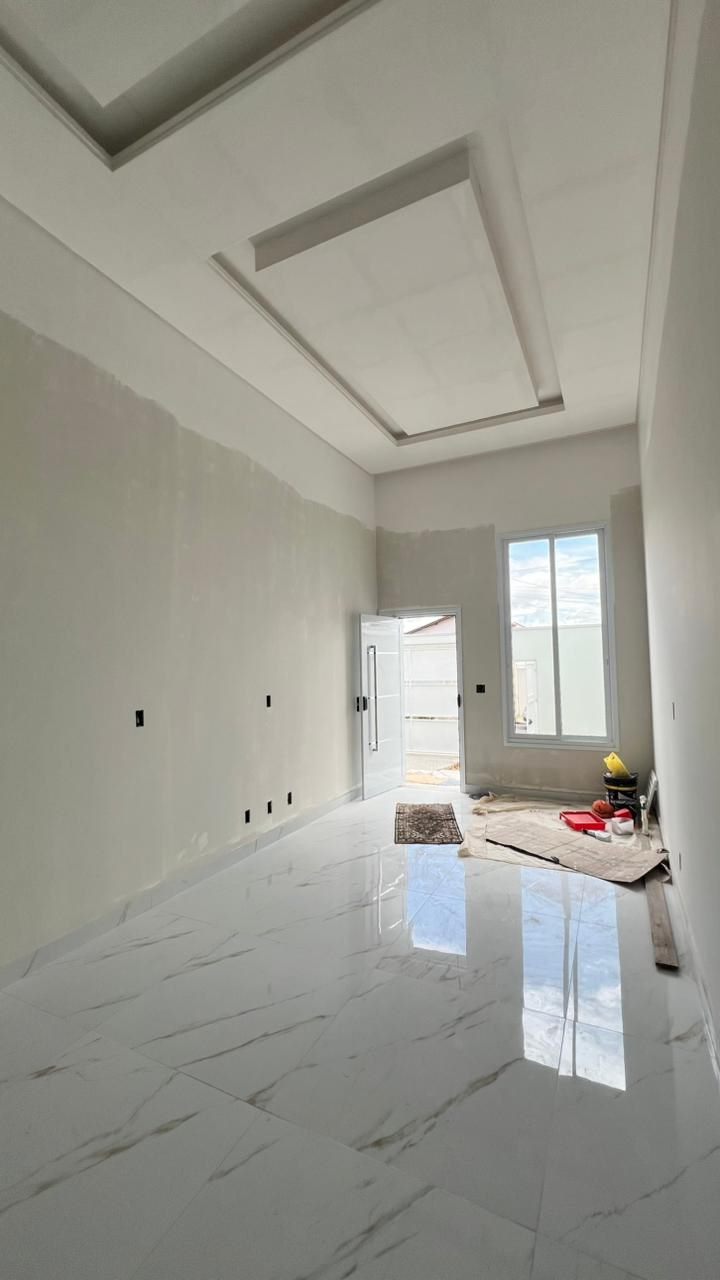 Sala ampla com pé-direito alto