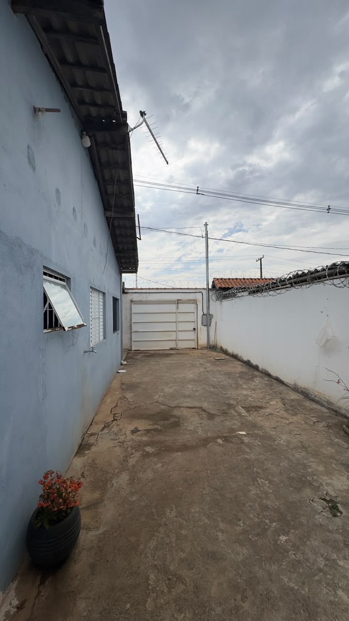 Quintal com acesso à garagem