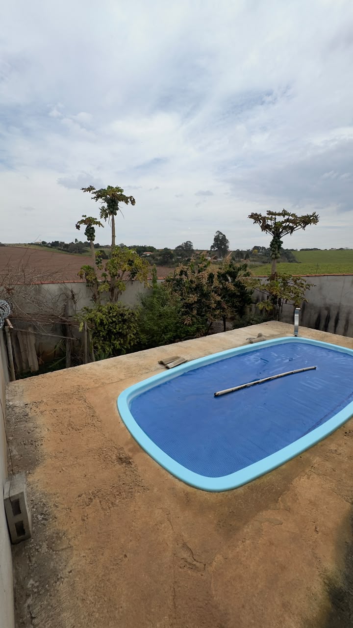 Piscina com vista para o horizonte