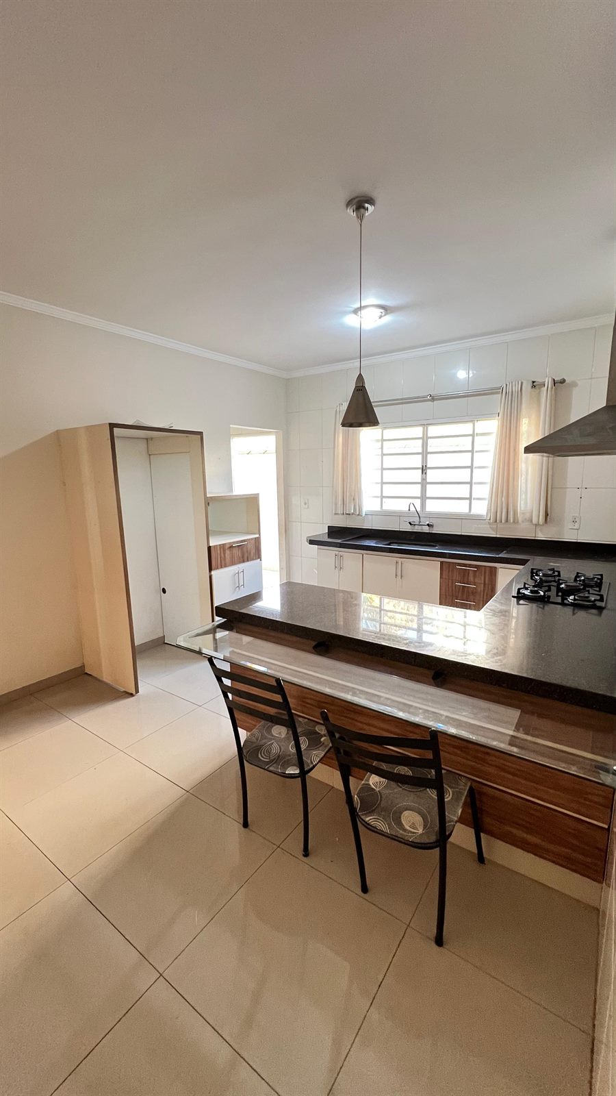 Cozinha planejada com bancada de granito e copa