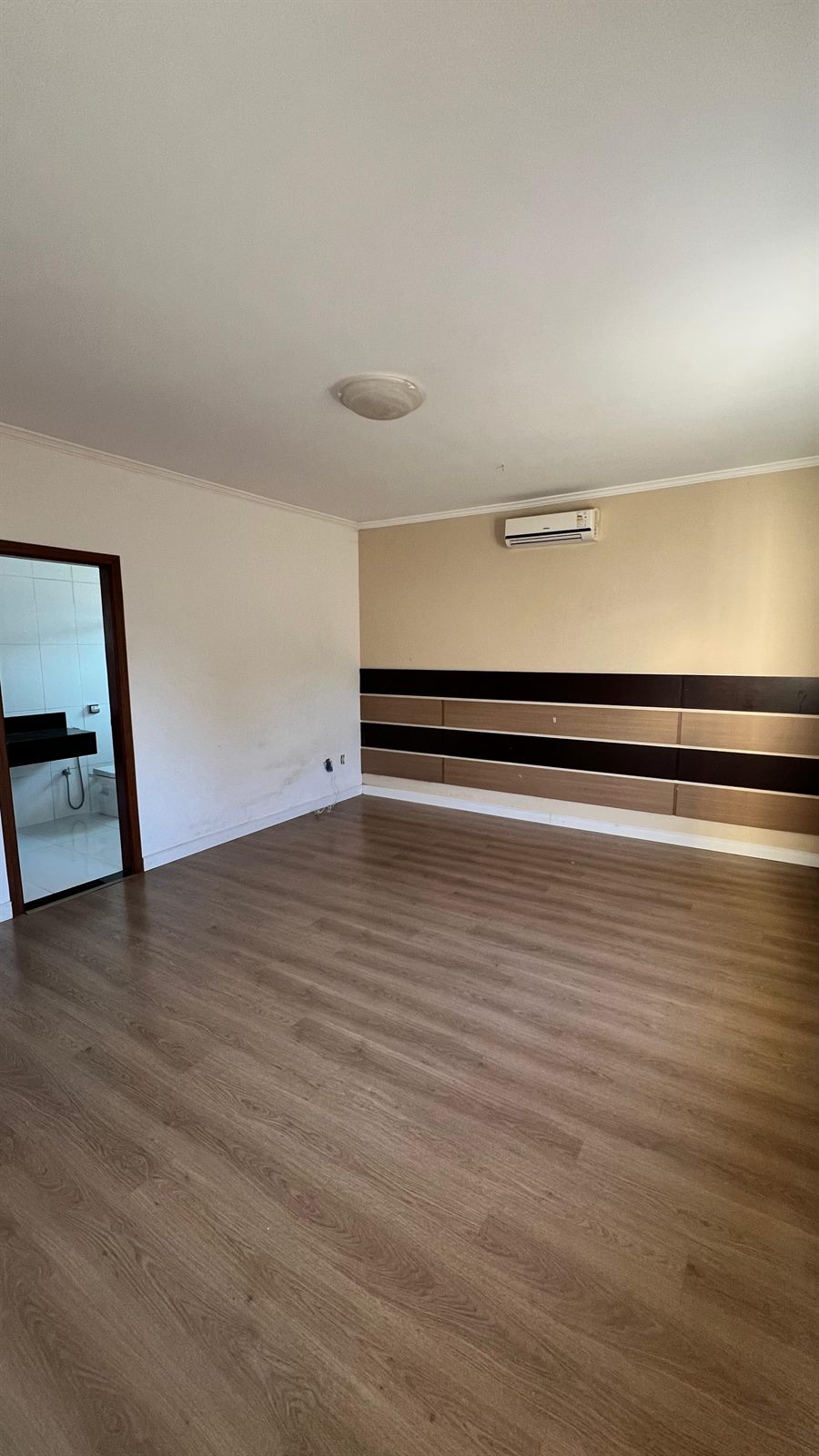 Suíte com painel, ar-condicionado e banheiro