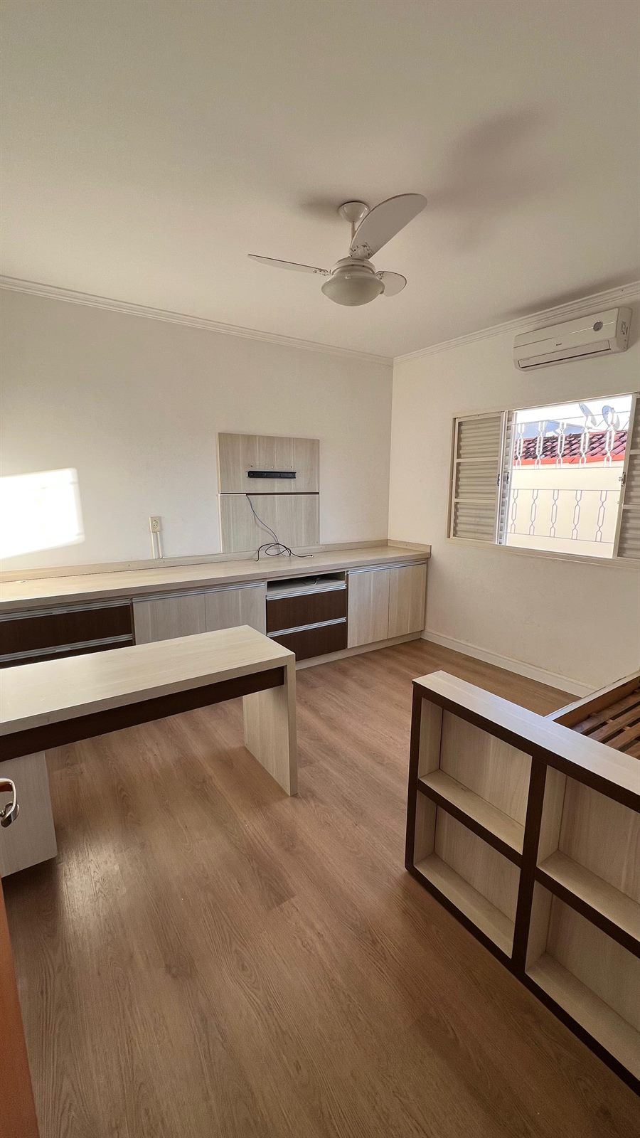 Quarto com móveis planejados e ar-condicionado