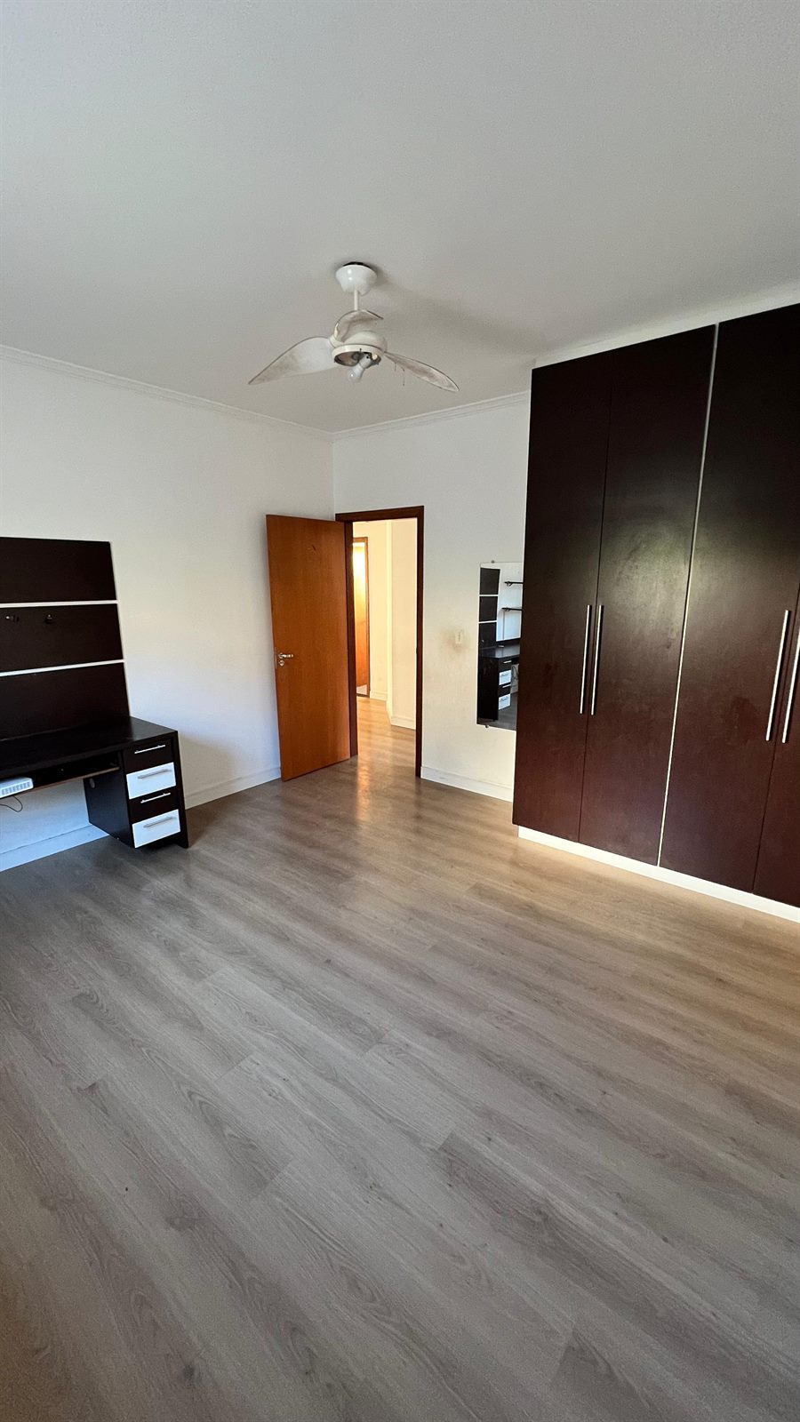 Quarto com guarda-roupa