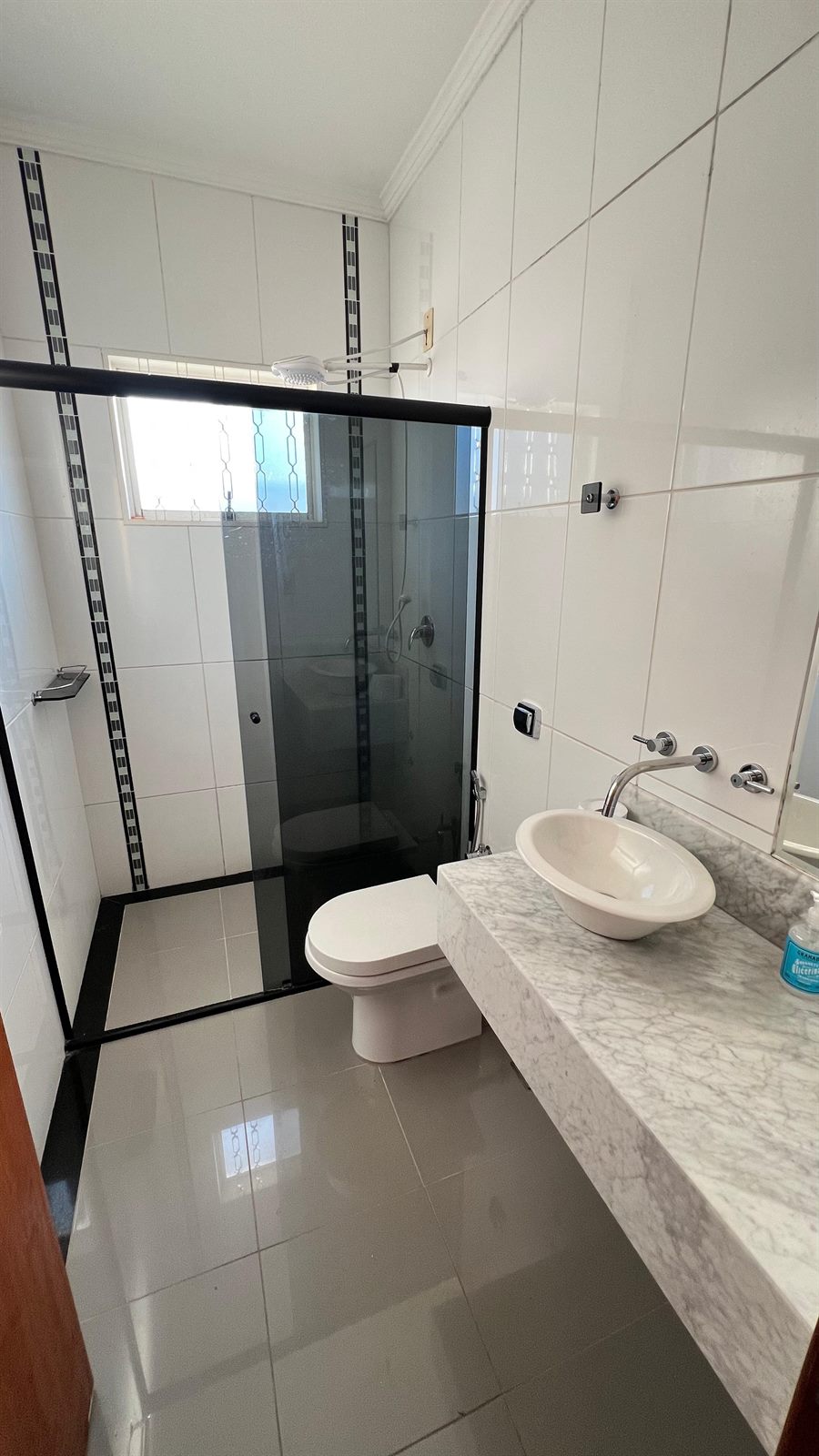 Banheiro com box e bancada de mármore