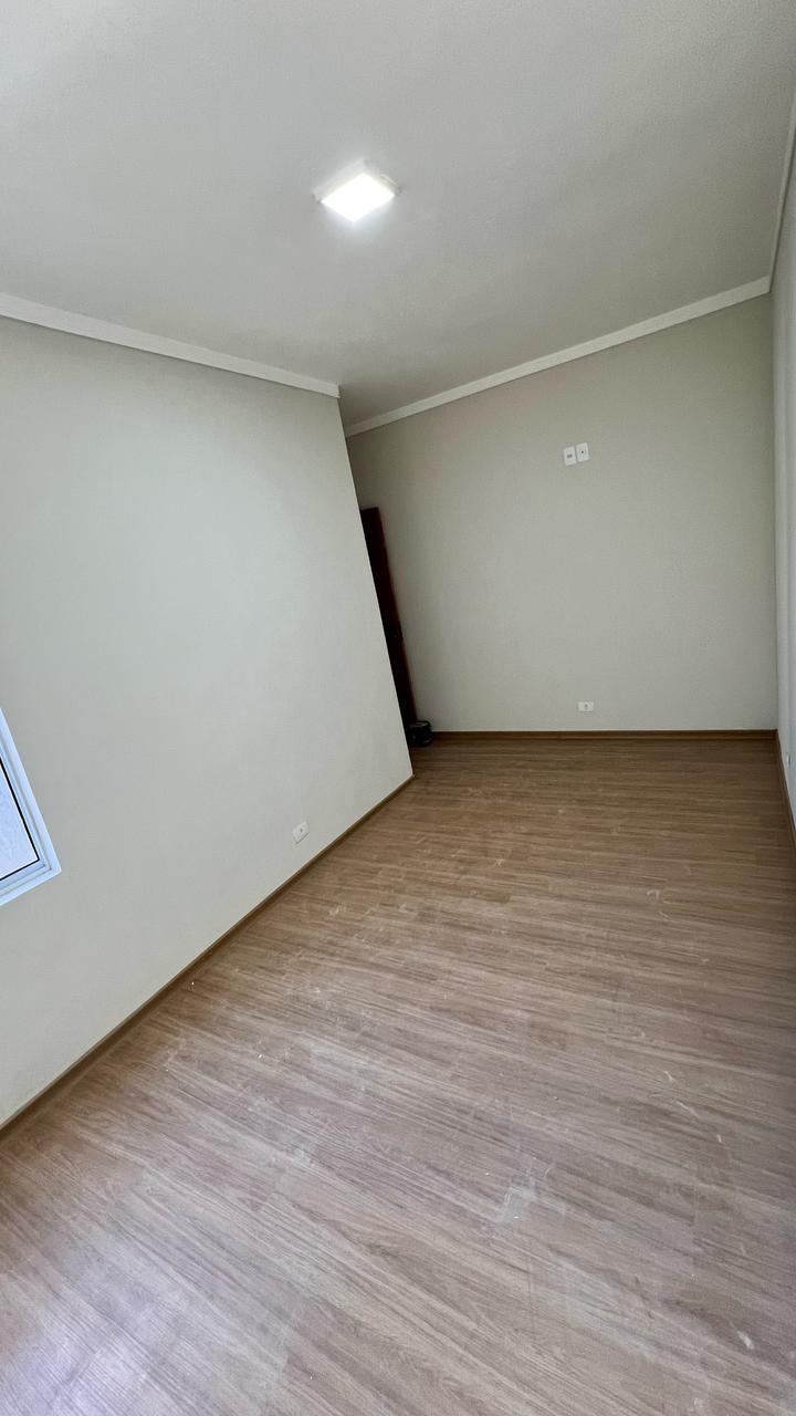 Quarto com piso laminado