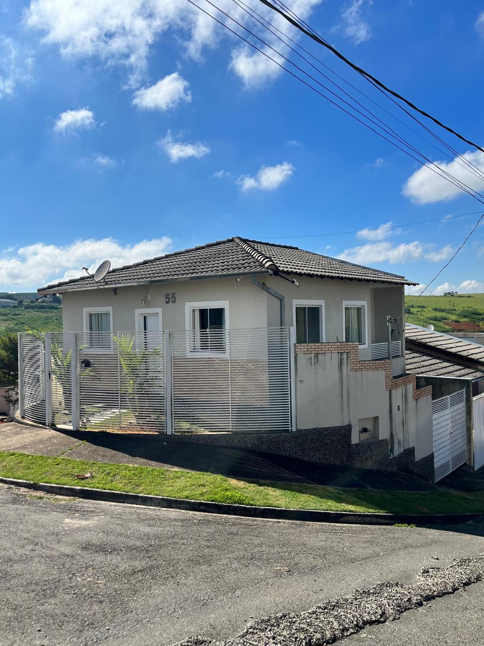Casa com garagem para 3 carros no Parque Real, Pouso Alegre