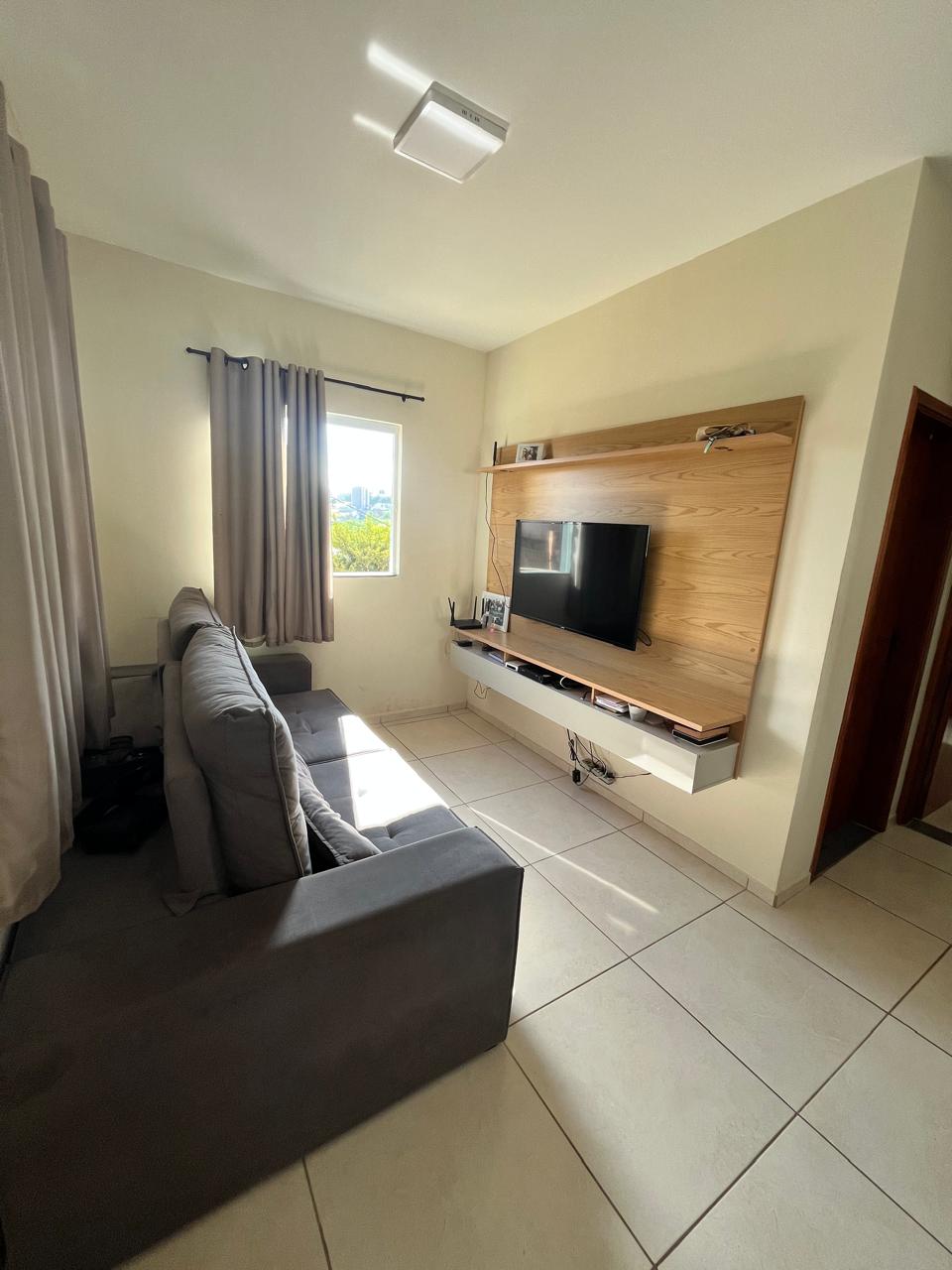 Sala com painel de TV