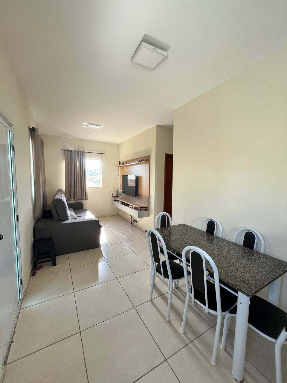 Sala com espaço para mesa de jantar