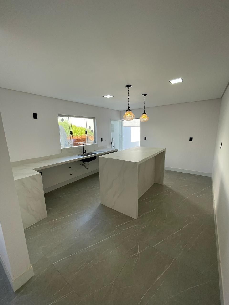 Cozinha com bancadas em porcelanato