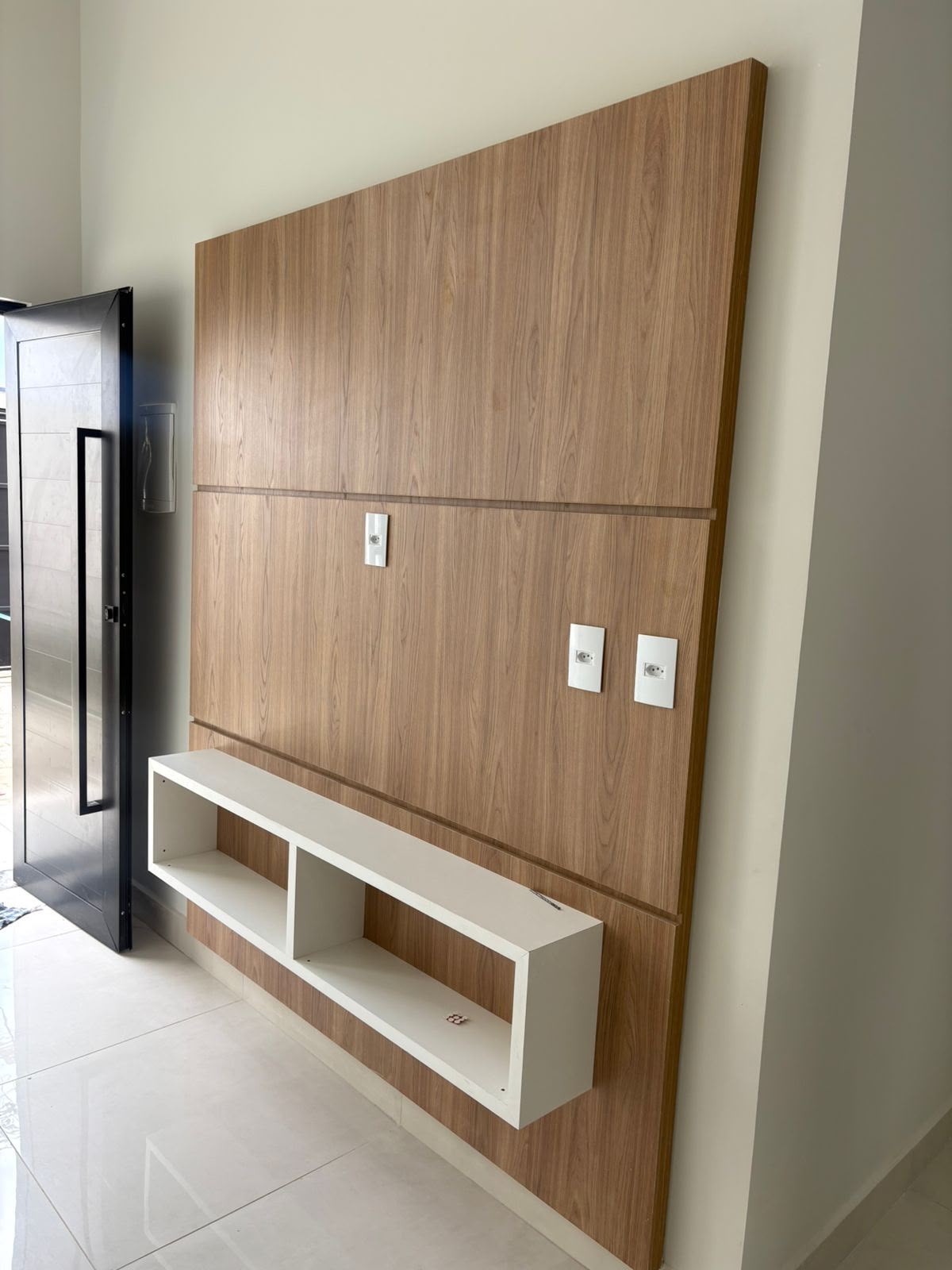 Sala planejada com painel de TV