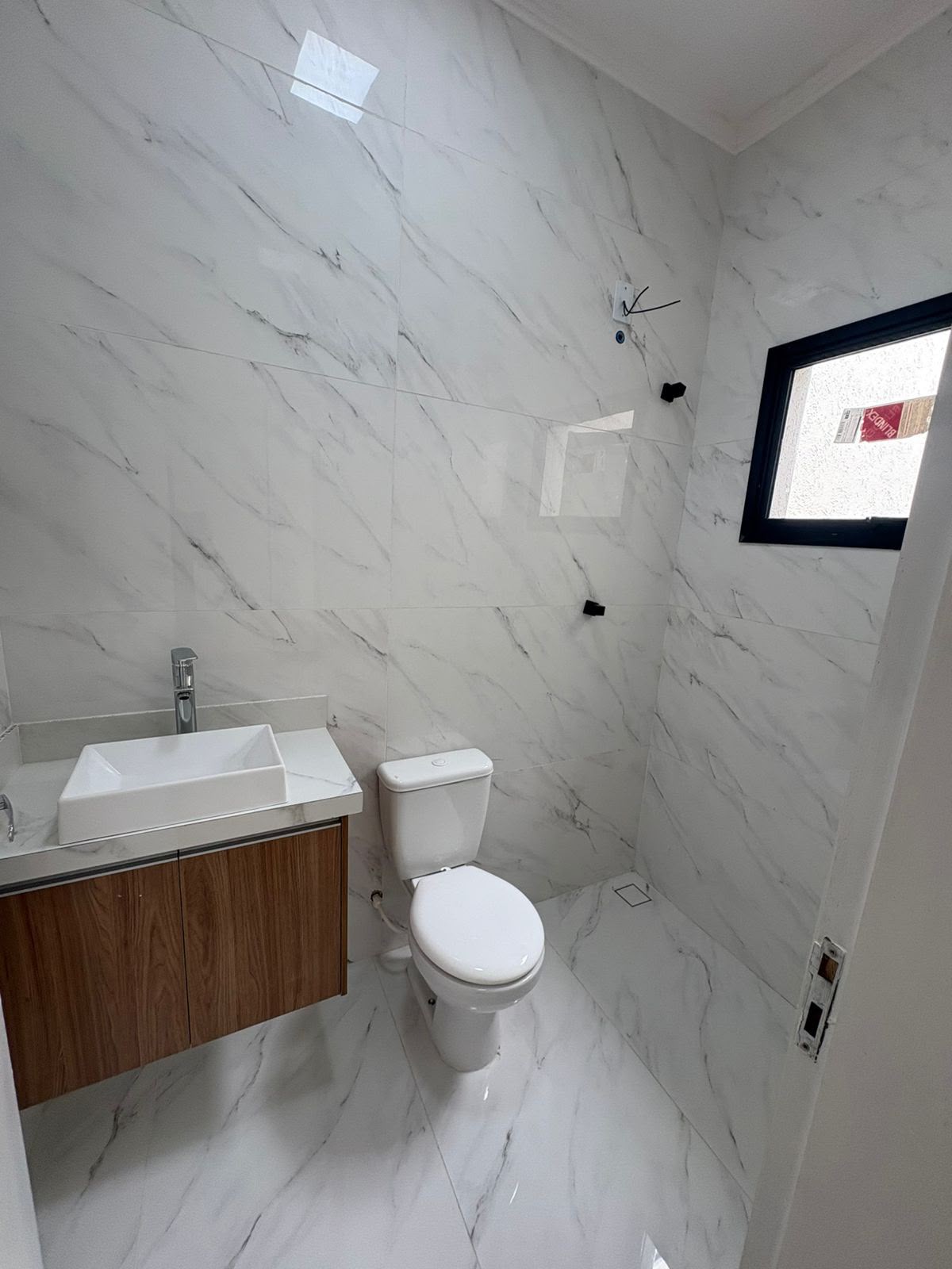 Banheiro social planejado em porcelanato