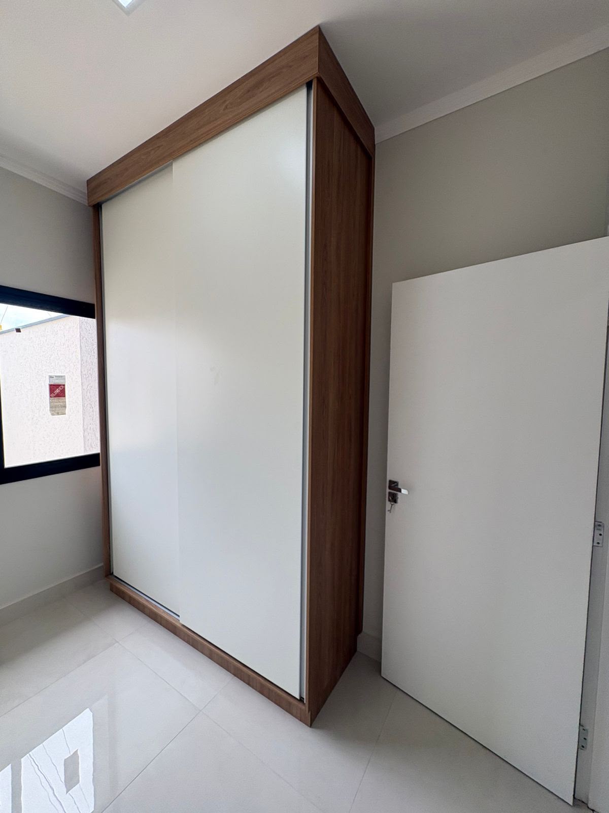 Quarto com armário embutido