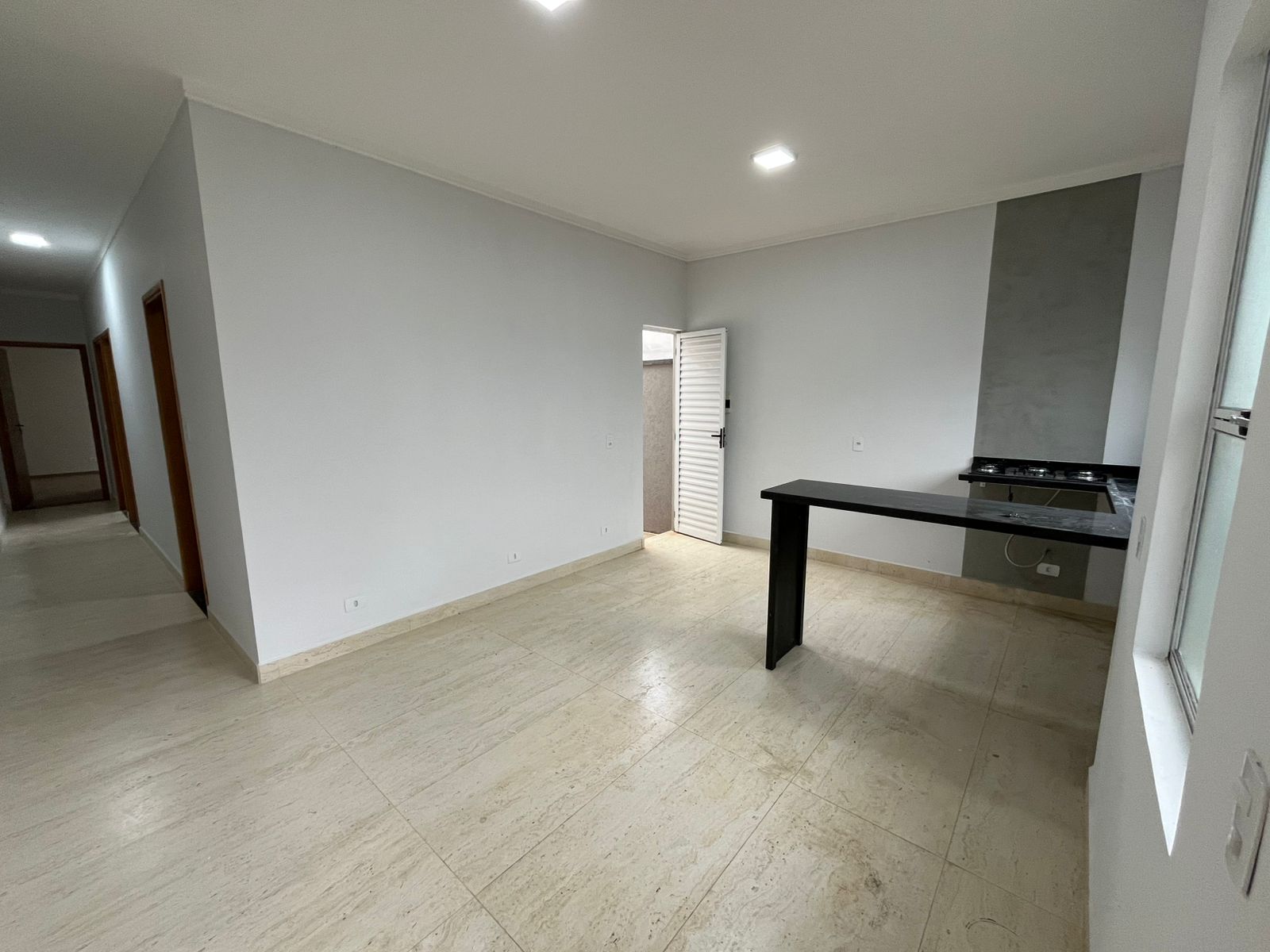 Sala integrada com a cozinha da casa à venda no Parque Real, Pouso Alegre
