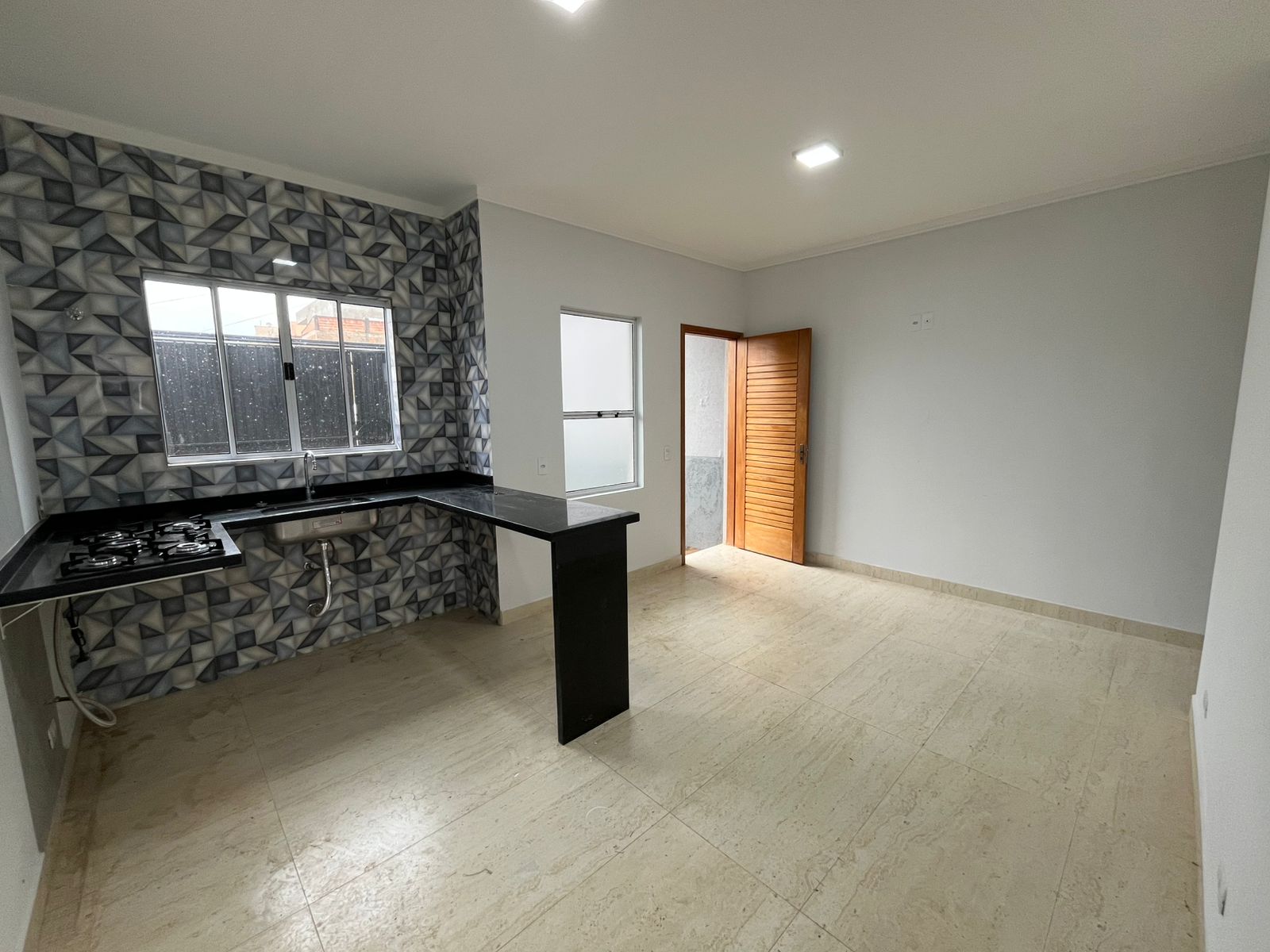 Cozinha com fogão cooktop