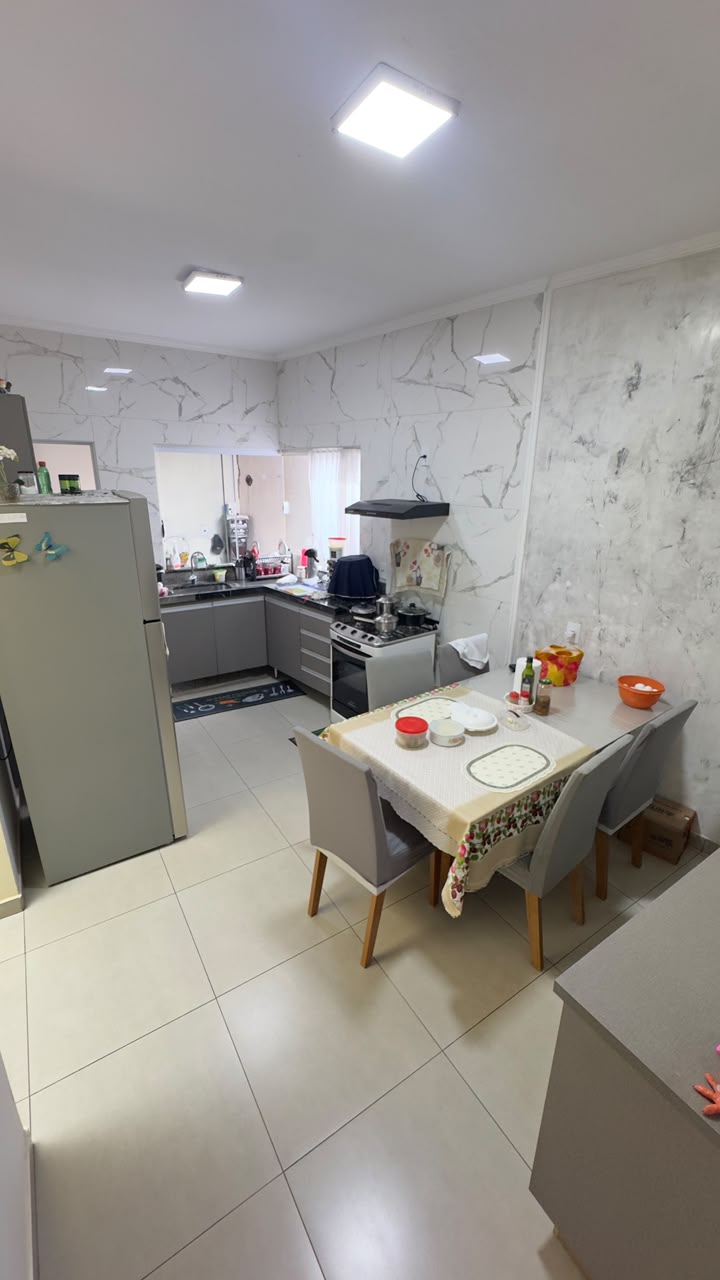 Cozinha com espaço para mesa
