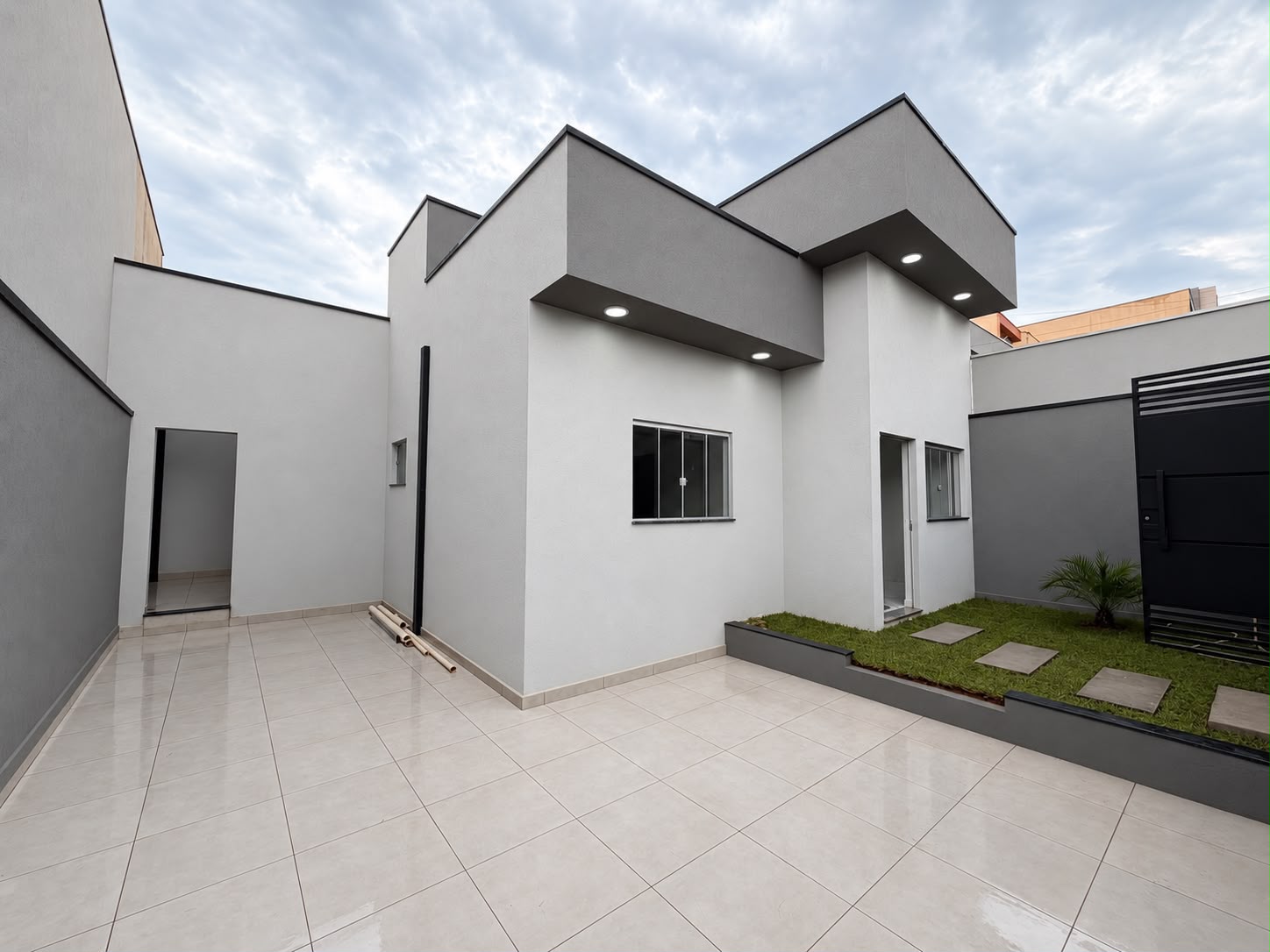 Fachada da casa nova à venda no Parque Real, Pouso Alegre