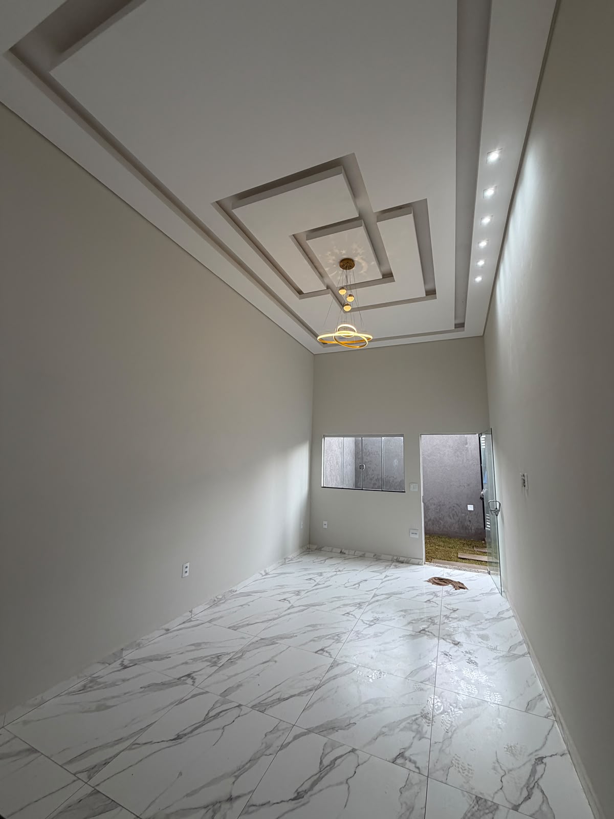 Sala ampla, pé-direito alto