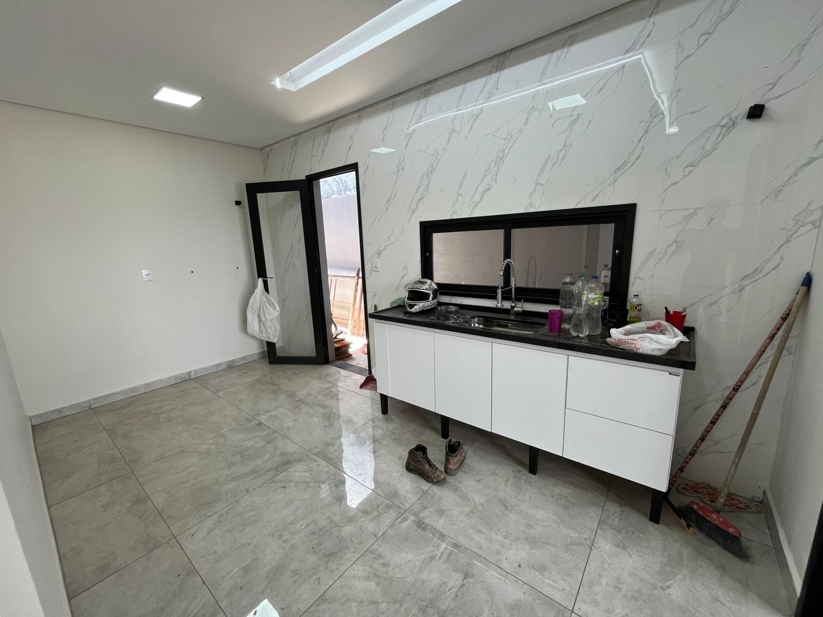 Cozinha com porcelanato marmorizado
