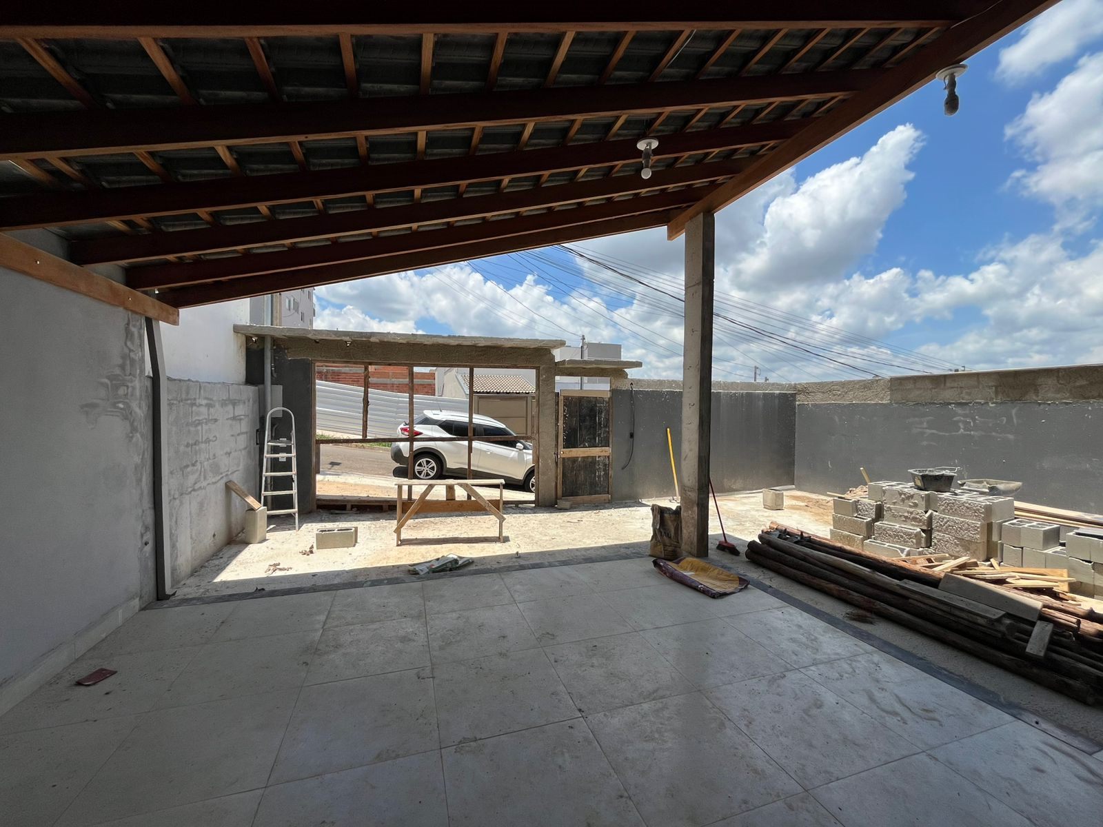 Quintal com garagem coberta