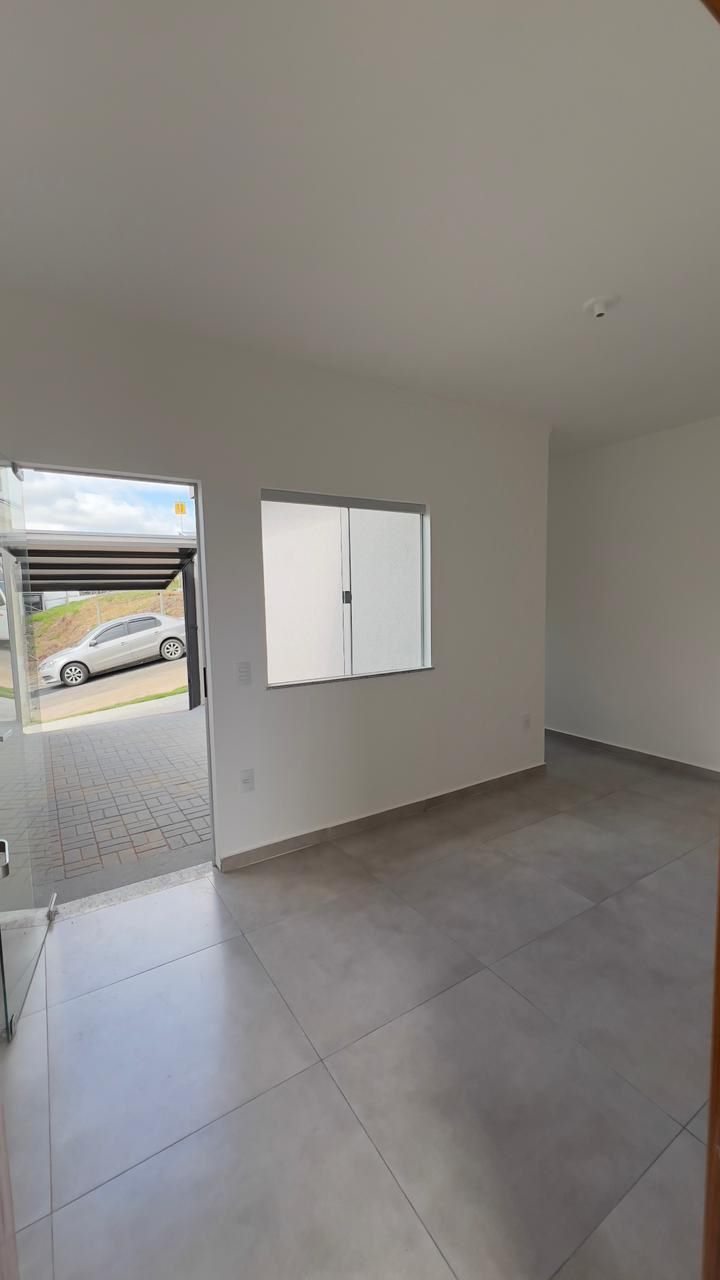 Sala com acesso à garagem