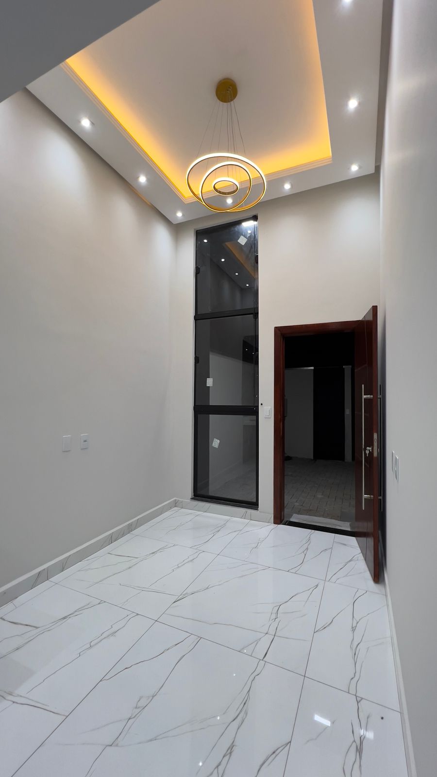 Hall de entrada com pé-direito alto