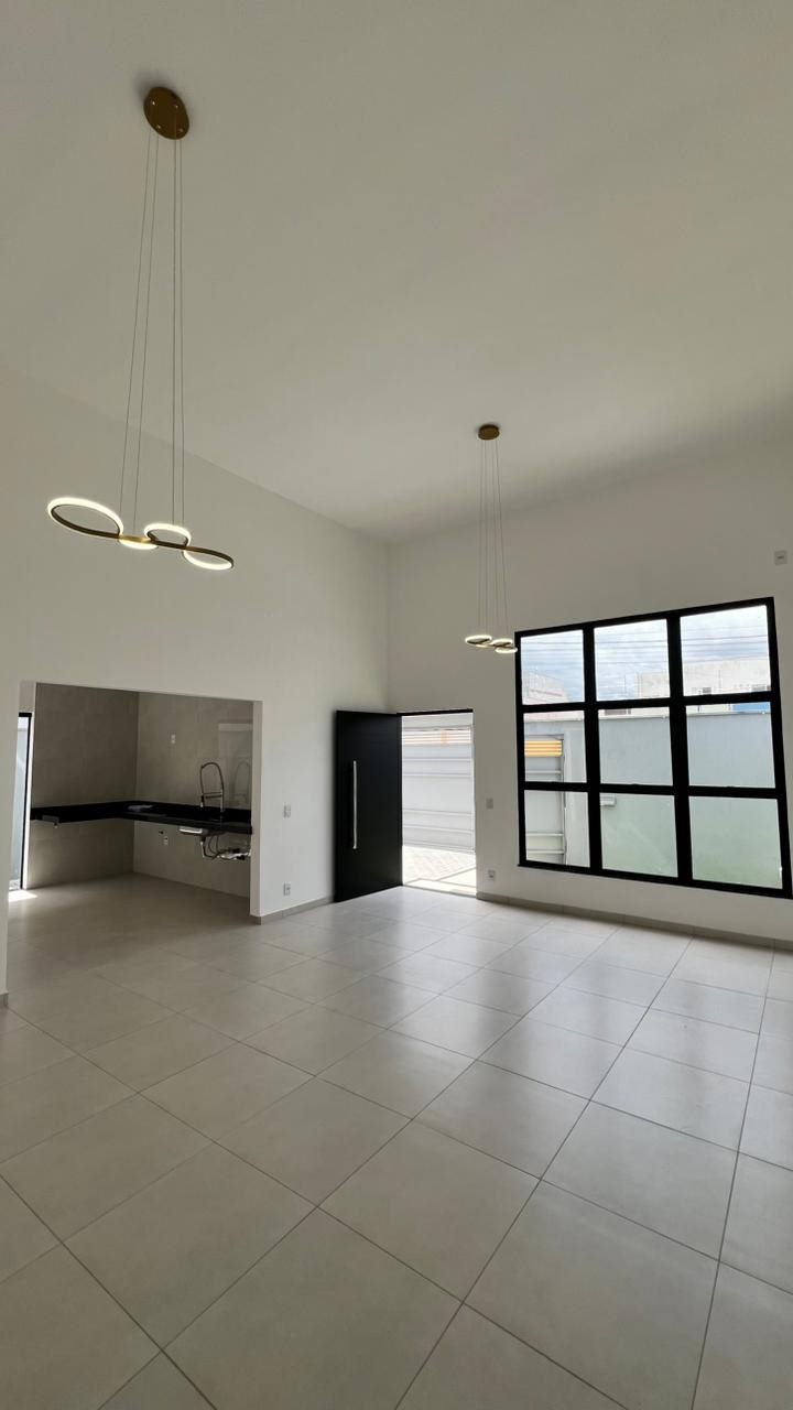 Sala ampla com pé-direito alto e copa integrada