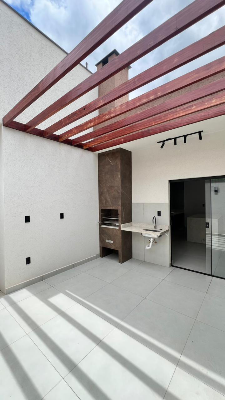 Área gourmet com churrasqueira revestida em porcelanato