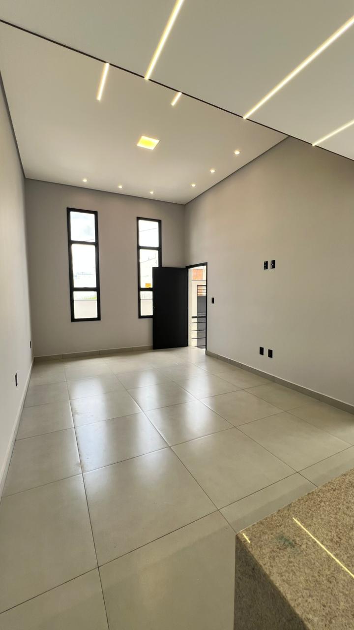 Hall de entrada com pé-direito alto e janelas verticais