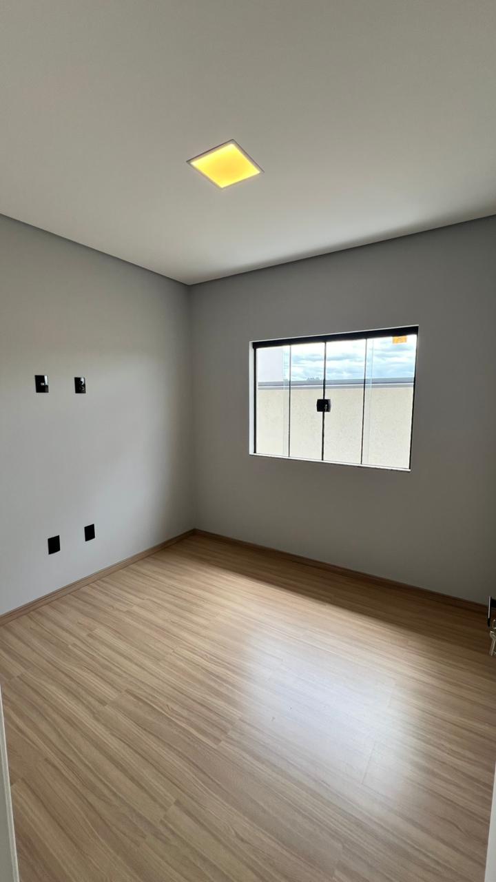 Quarto com piso laminado e sanca iluminada