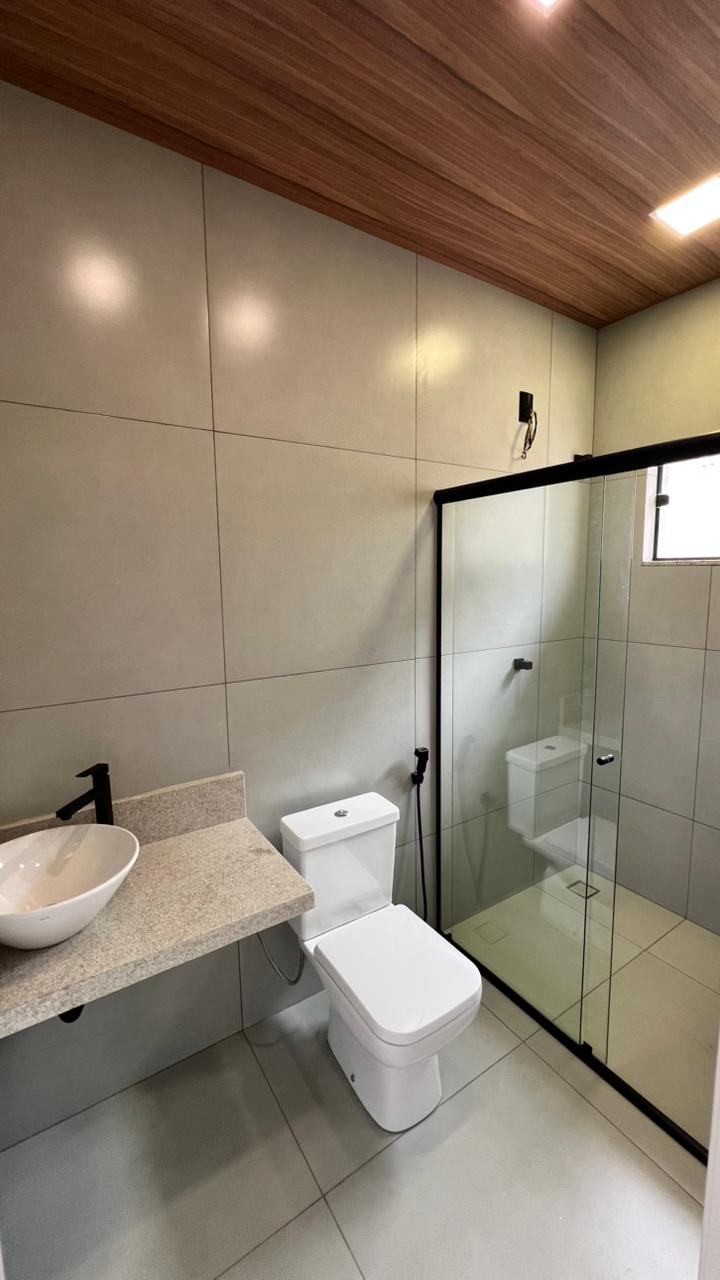 Banheiro da suíte com forro de madeira