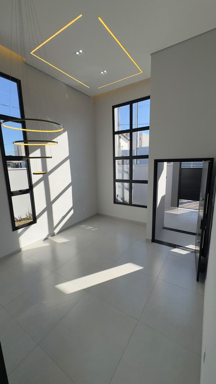 Sala com sanca iluminada e janelas altas