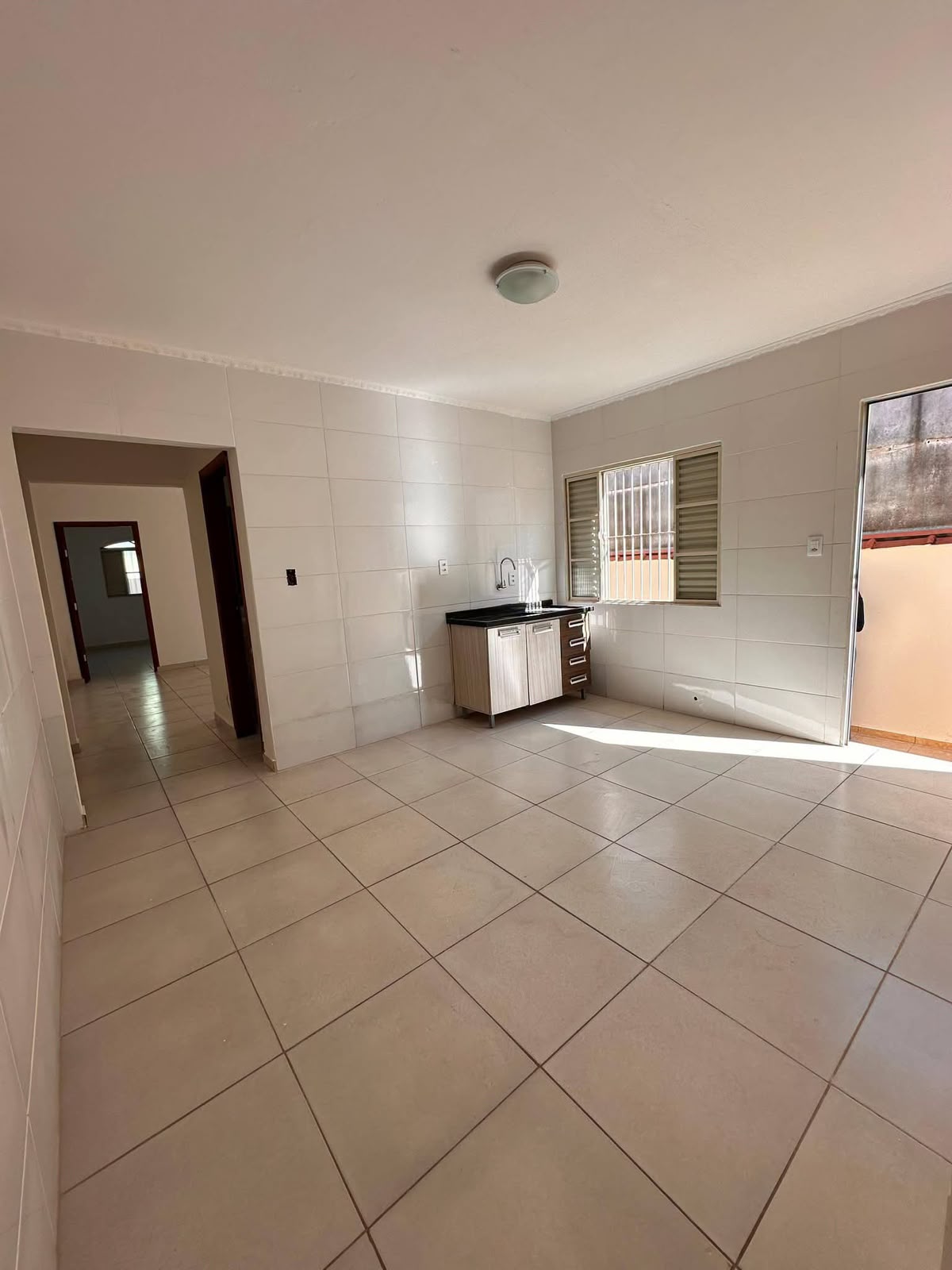 Sala ampla com acesso ao corredor