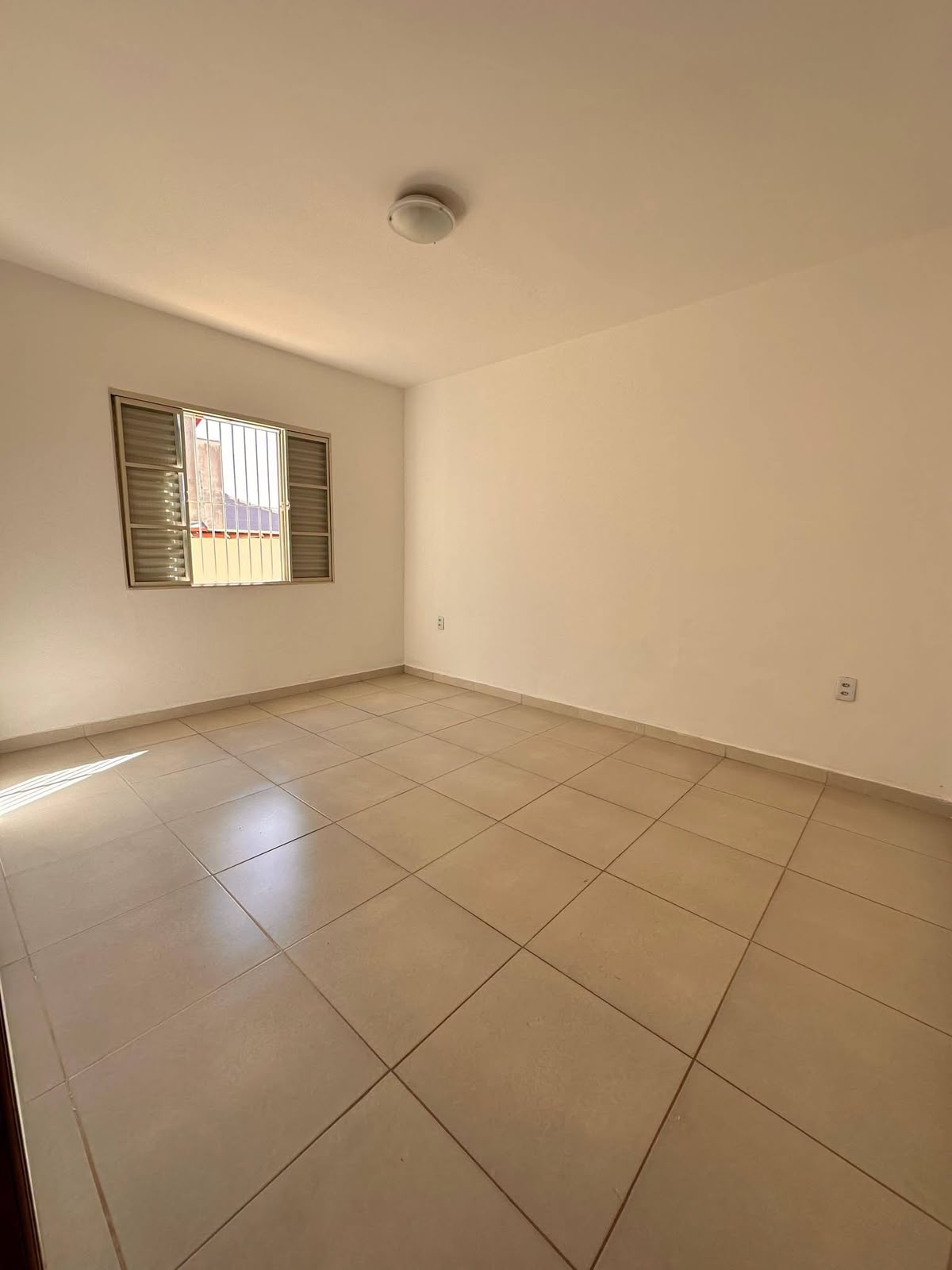 Quarto amplo com duas portas