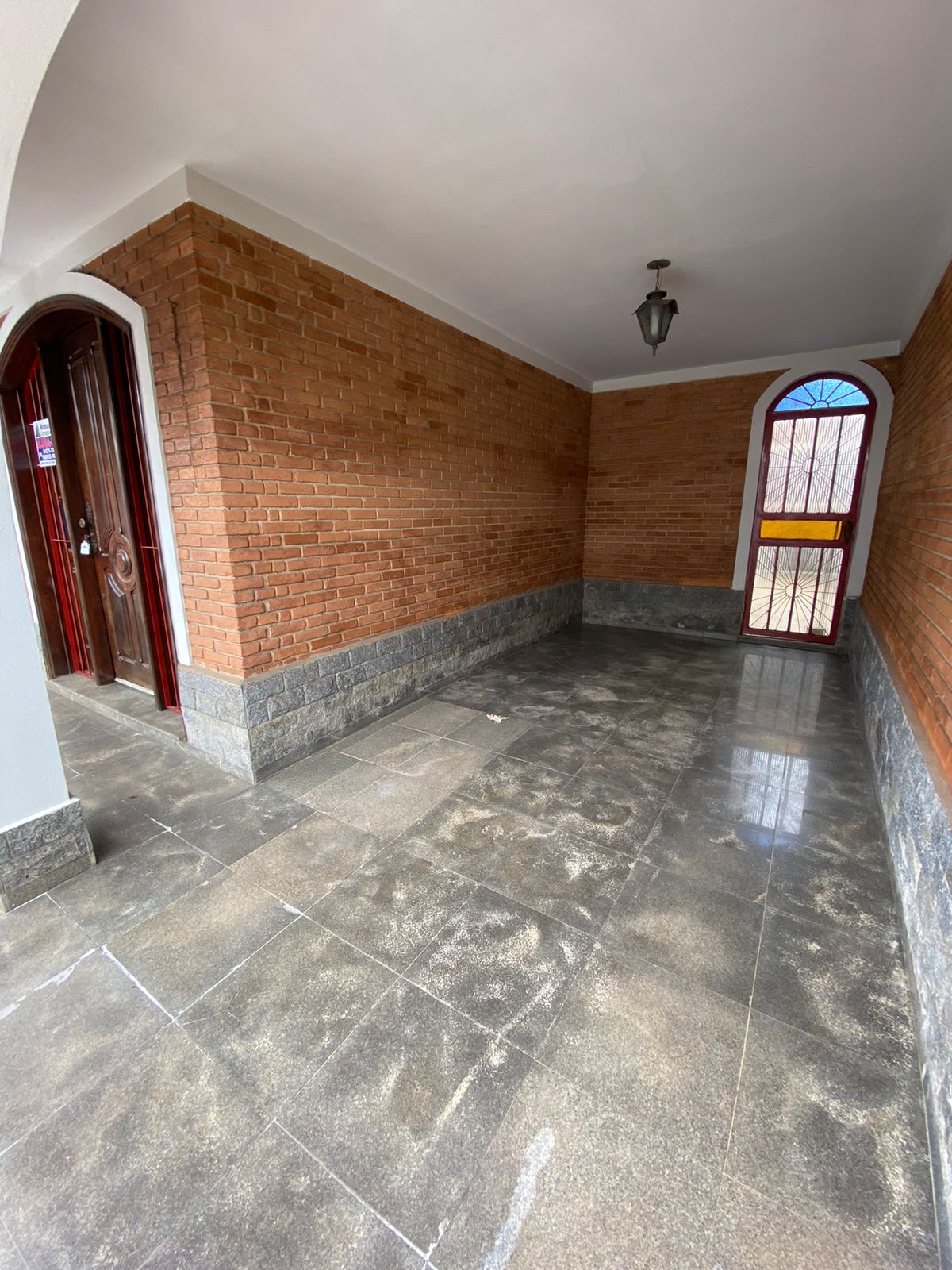 Garagem coberta com arcos