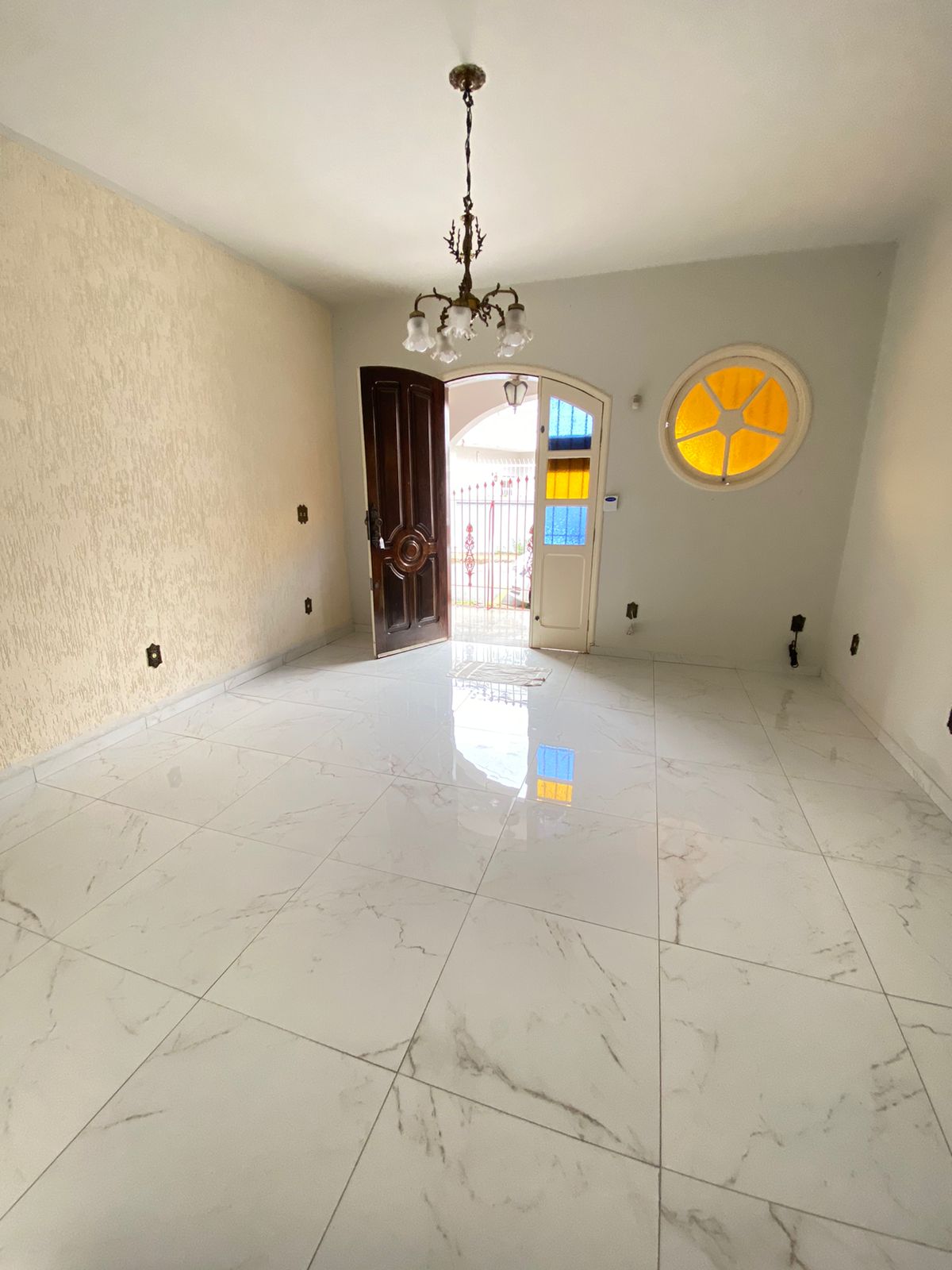 Sala de estar com vitral e lustre