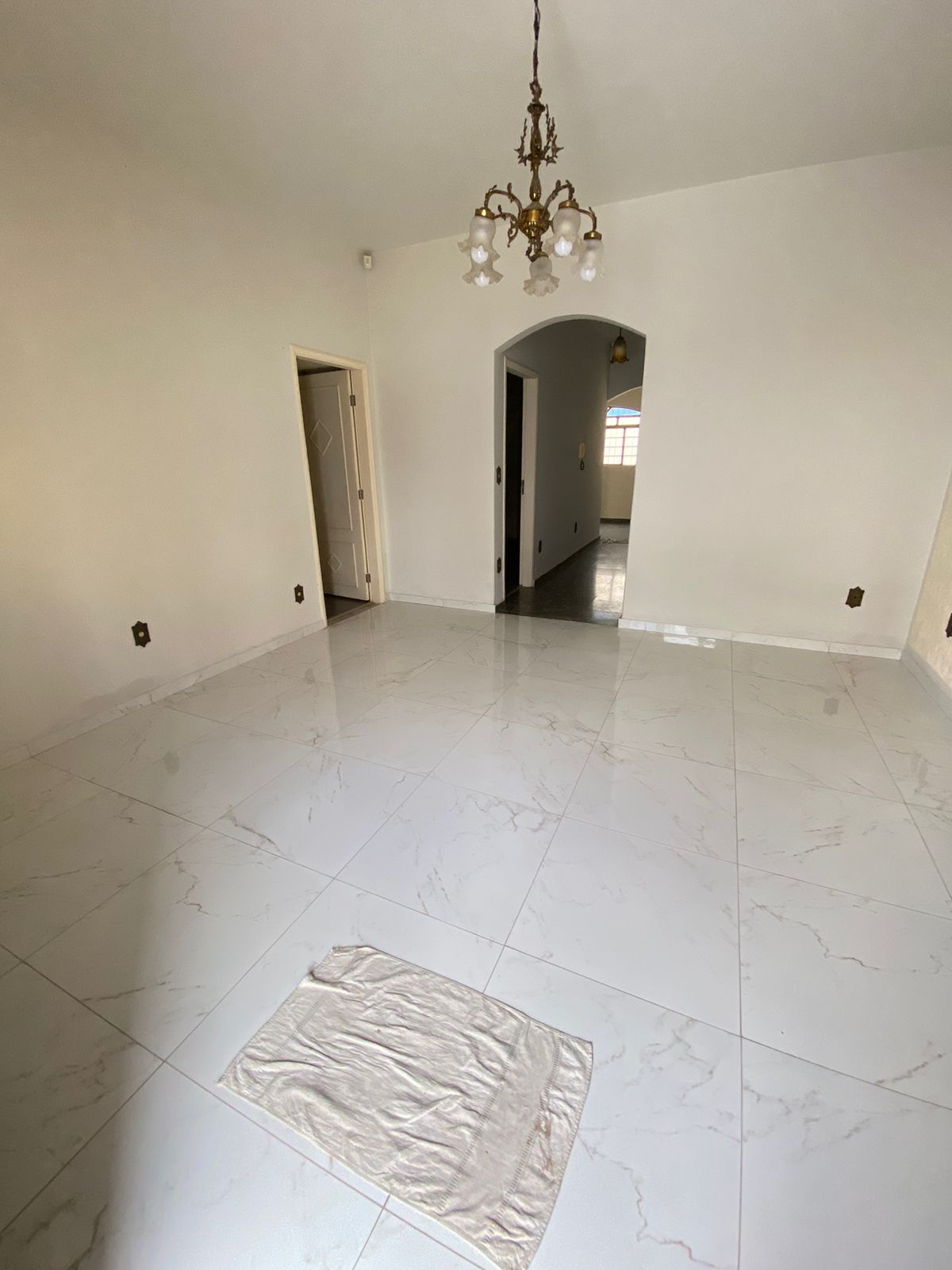 Sala com porcelanato marmorizado