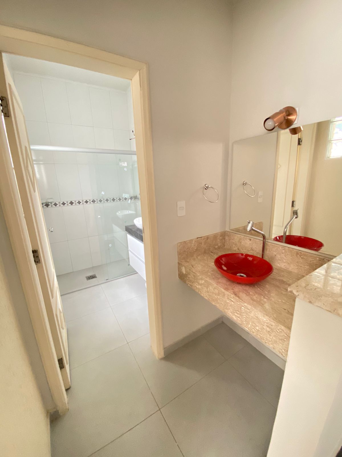 Lavabo com bancada de travertino