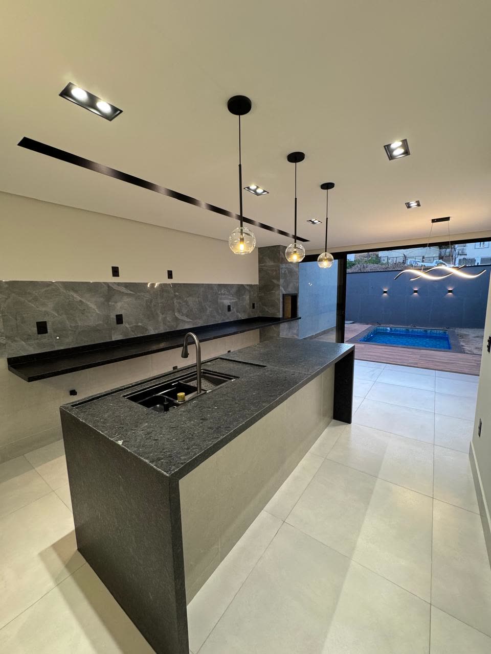 Cozinha com ilha em granito